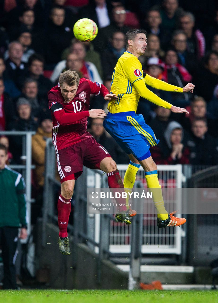 Danmarks Christian Eriksen i en nickduell med Sveriges Mikael Lustig under fotbollsmatchen i EM-kvalets playoff mellan Danmark och Sverige den 17 november 2015 i Köpenhamn.