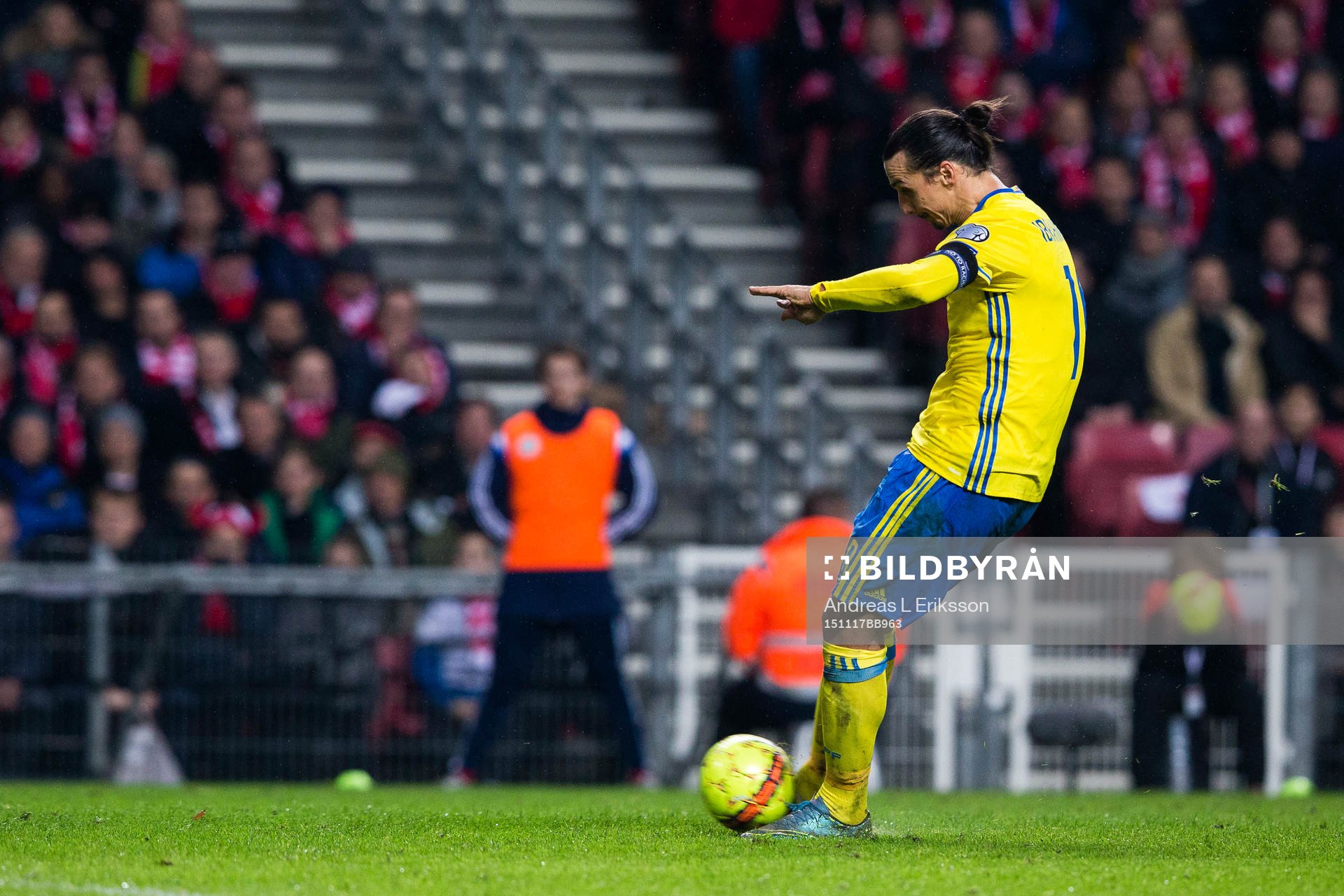 Zlatan Ibrahimovic med frisparken som resulterar i 2-0 för