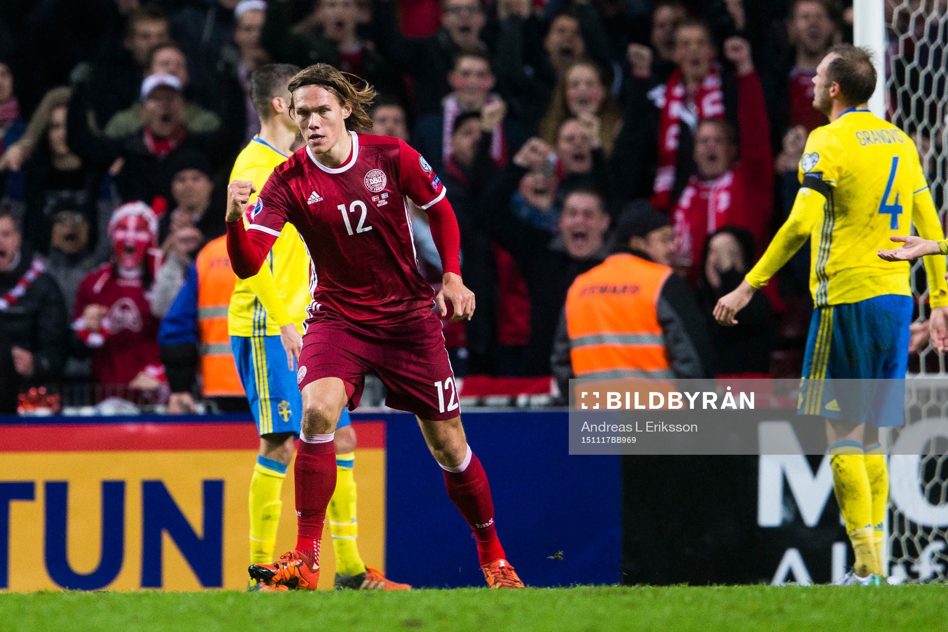 Danmarks Jannik Vestergaard jublar efter att ha gjort 2-2 under fotbollsmatchen i EM-kvalets playoff mellan Danmark och Sverige den 17 november 2015 i Köpenhamn.