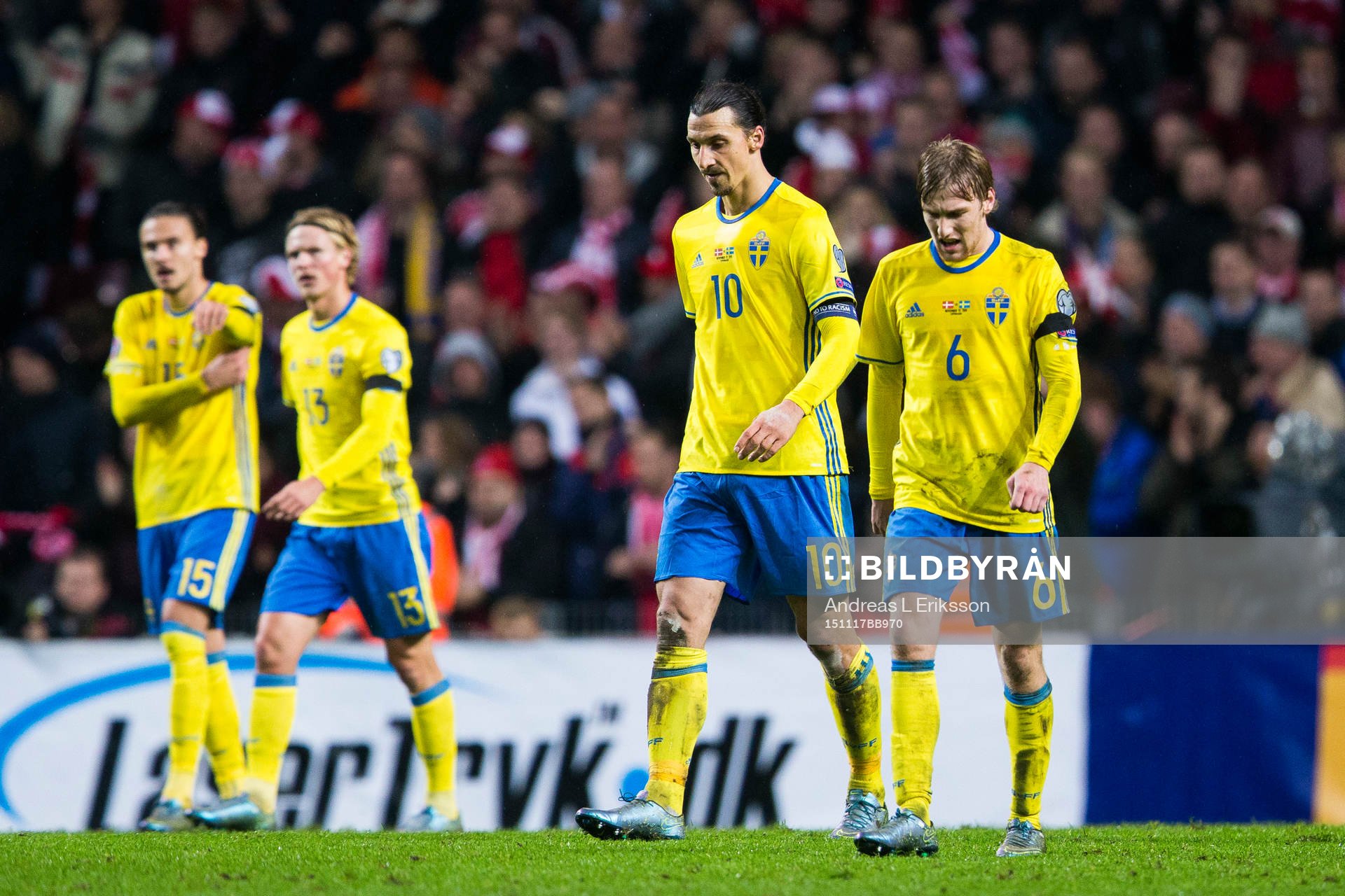 Sveriges Zlatan Ibrahimovic och Emil Forsberg ser deppiga ut
