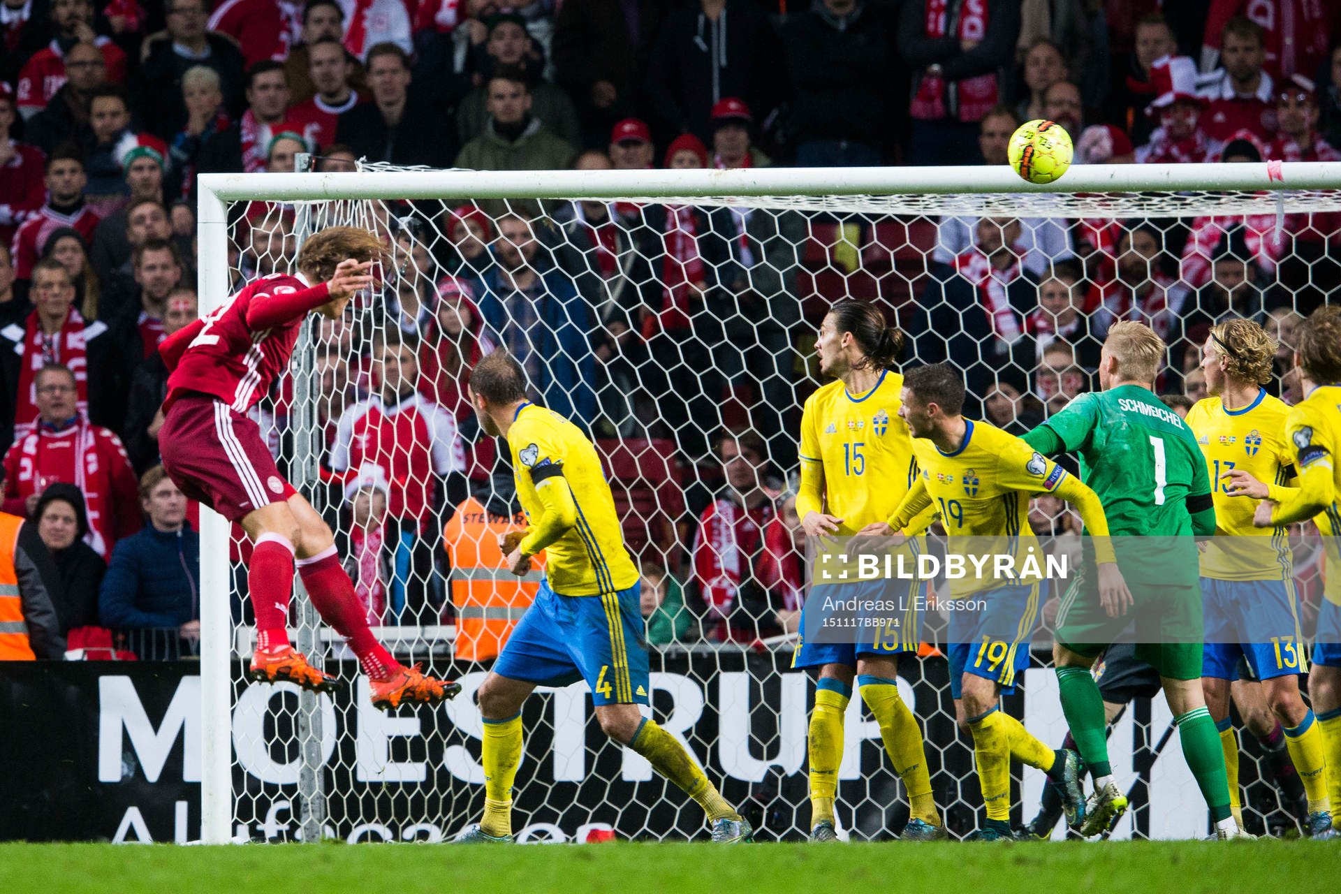 Danmarks Jannik Vestergaard nickar in 2-2