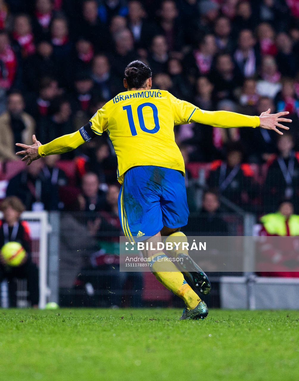 Sveriges Zlatan Ibrahimovic jublar