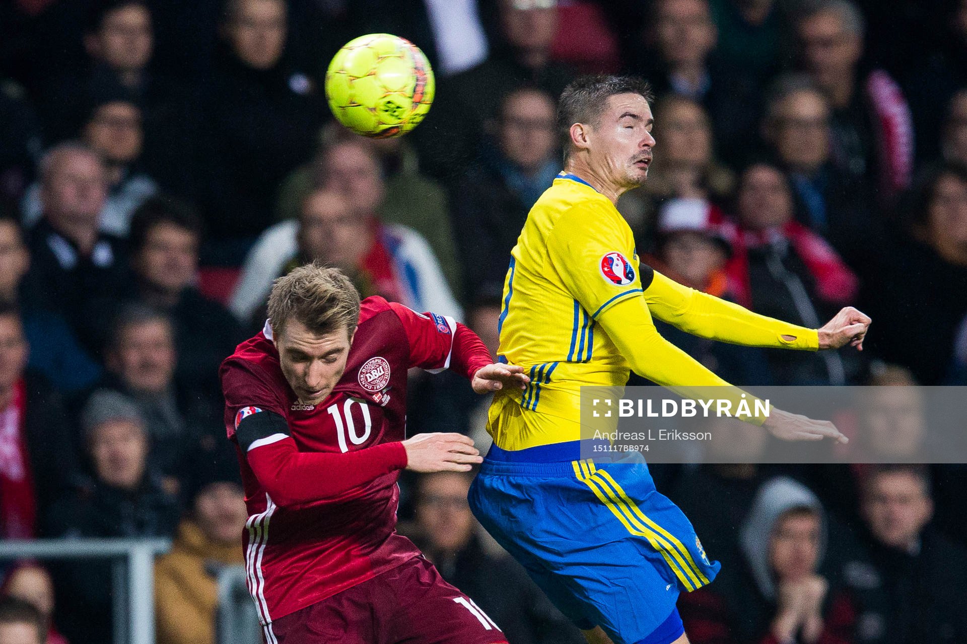 Danmarks Christian Eriksen i en nickduell med Sveriges Mikael Lustig under fotbollsmatchen i EM-kvalets playoff mellan Danmark och Sverige den 17 november 2015 i Köpenhamn.