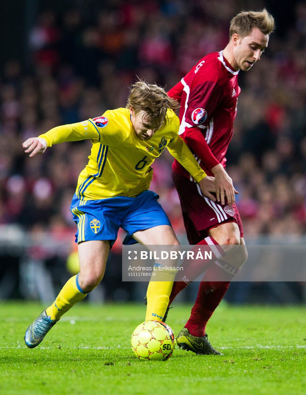 Sveriges Emil Forsberg i kamp om bollen med Danmarks