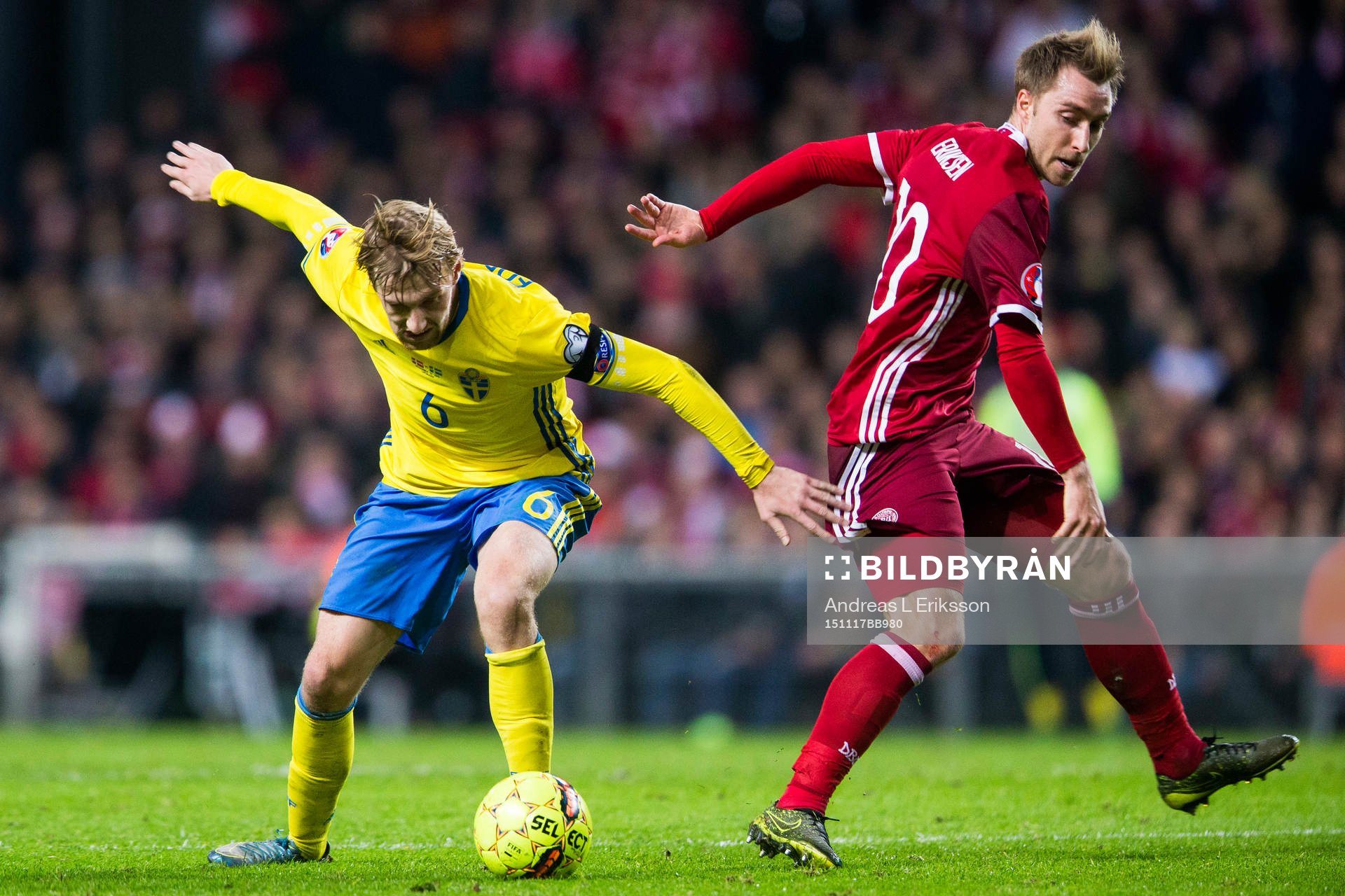 Sveriges Emil Forsberg i kamp om bollen med Danmarks