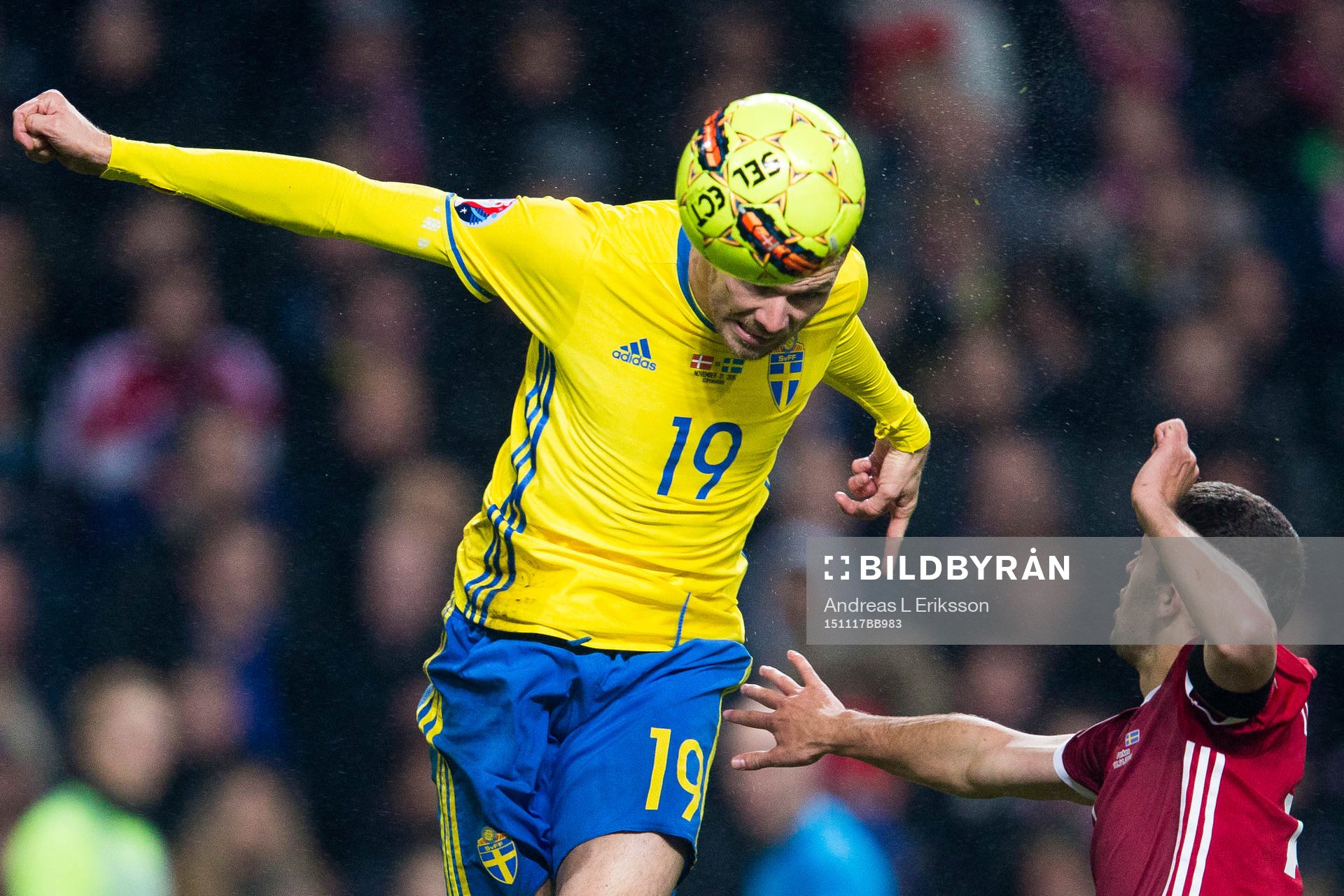 Sveriges Marcus Berg nickar förbi Danmarks Riza Durmisi under fotbollsmatchen i EM-kvalets playoff mellan Danmark och Sverige den 17 november 2015 i Köpenhamn.