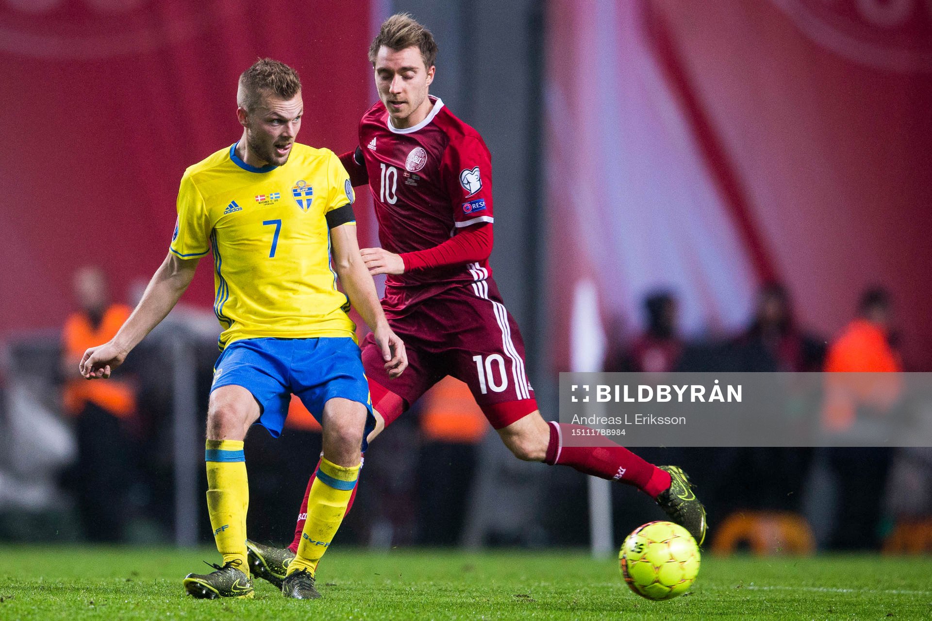 Sveriges Sebastian Larsson och Danmarks Christian Eriksen