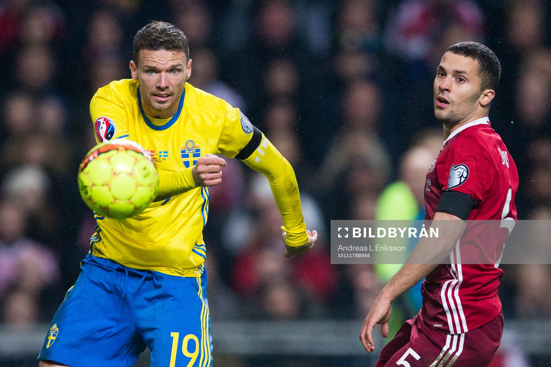 Sveriges Marcus Berg och Danmarks Riza Durmisi under fotbollsmatchen i EM-kvalets playoff mellan Danmark och Sverige den 17 november 2015 i Köpenhamn.