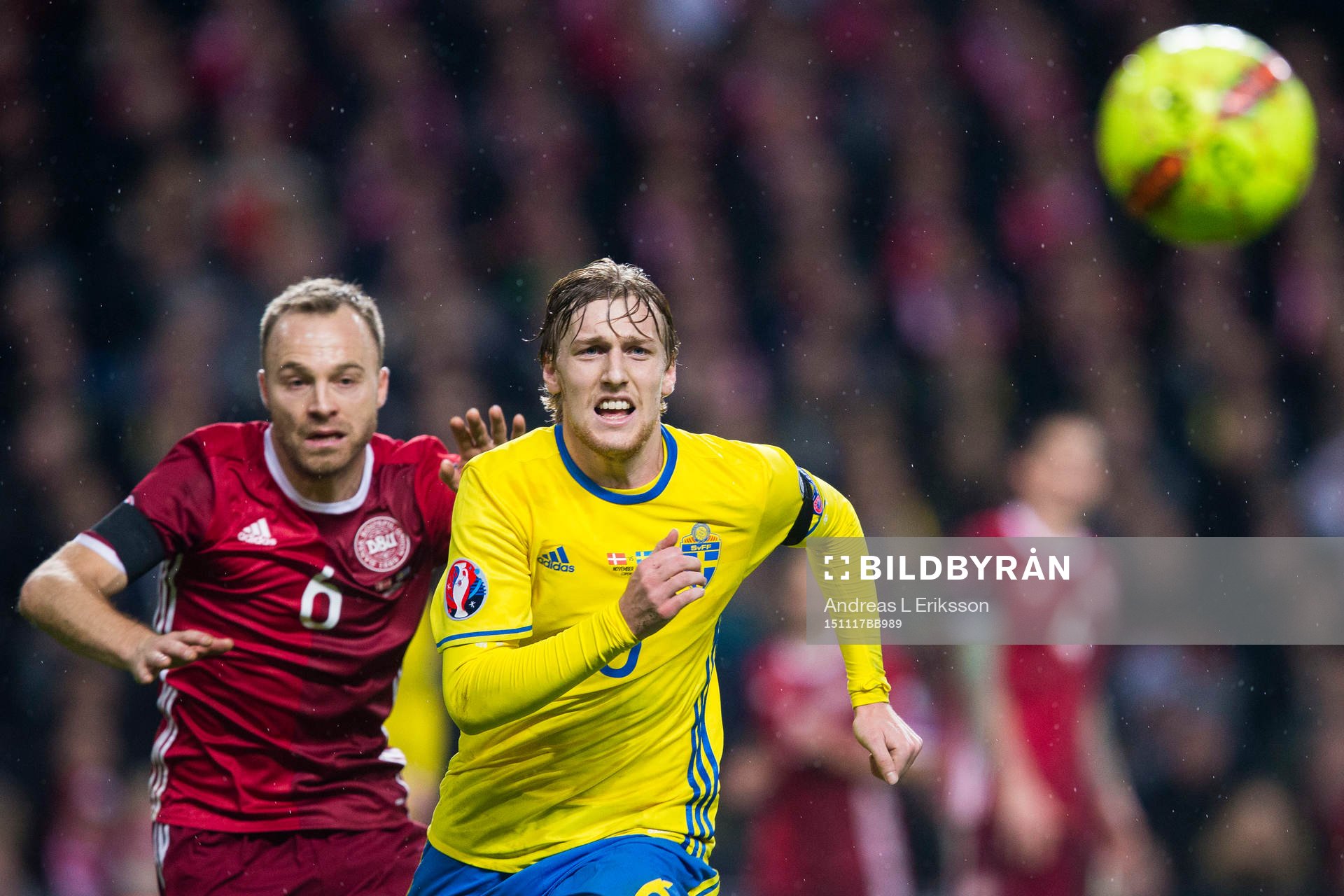 Danmarks Lars Jacobsen ligger steget efter Sveriges Emil Forsberg under fotbollsmatchen i EM-kvalets playoff mellan Danmark och Sverige den 17 november 2015 i Köpenhamn.