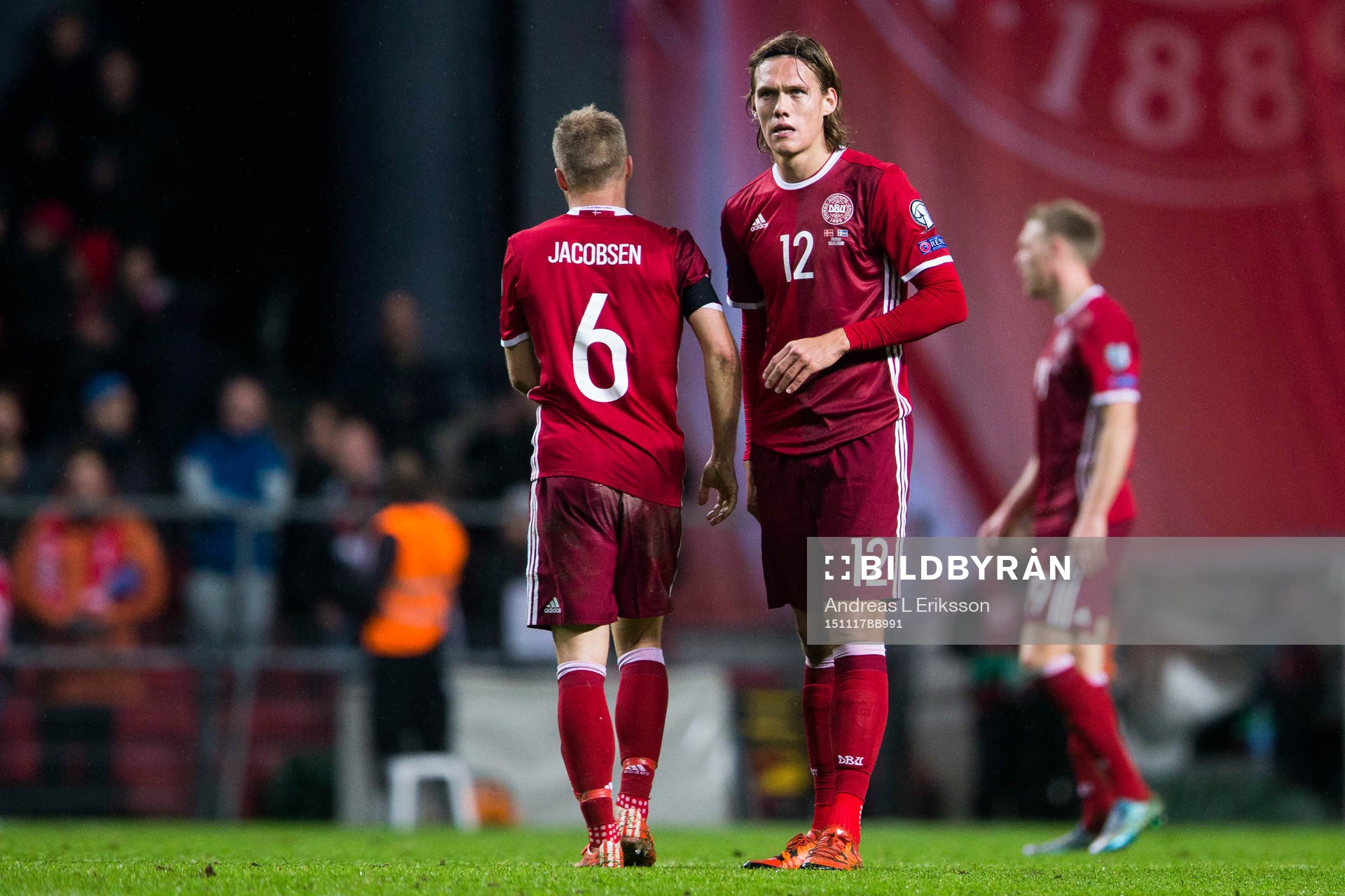 Danmarks Jannik Vestergaard deppar