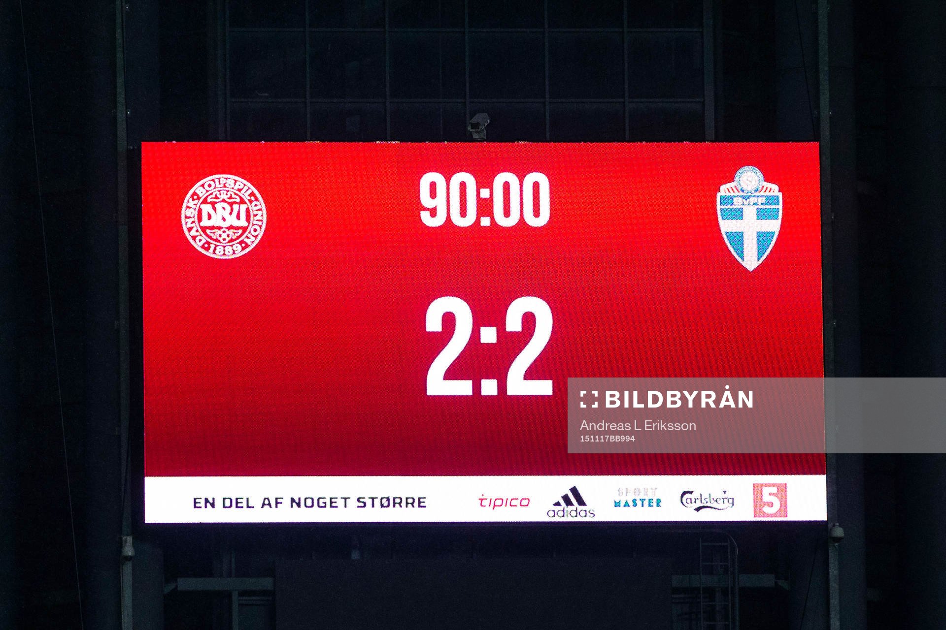 Slutresultatet 2-2 visas på storbildskärmen