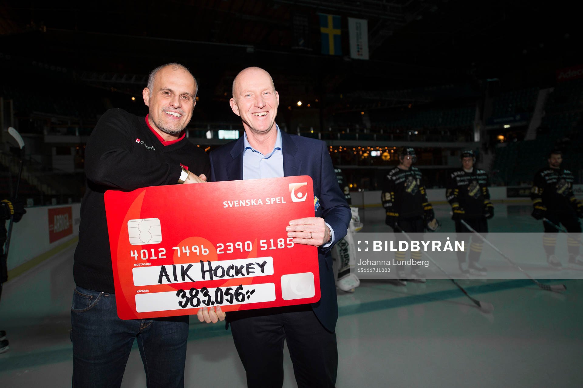 Gräsroten och Svenska Spels Pierre Jonsson delar ut en