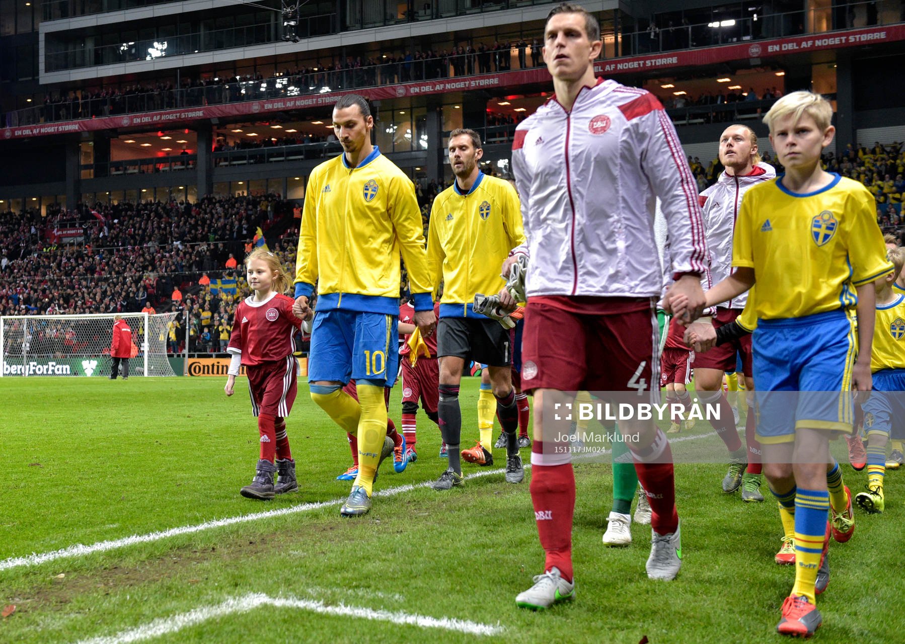 Sveriges Zlatan Ibrahimovic och Danmarks Daniel Agger gör