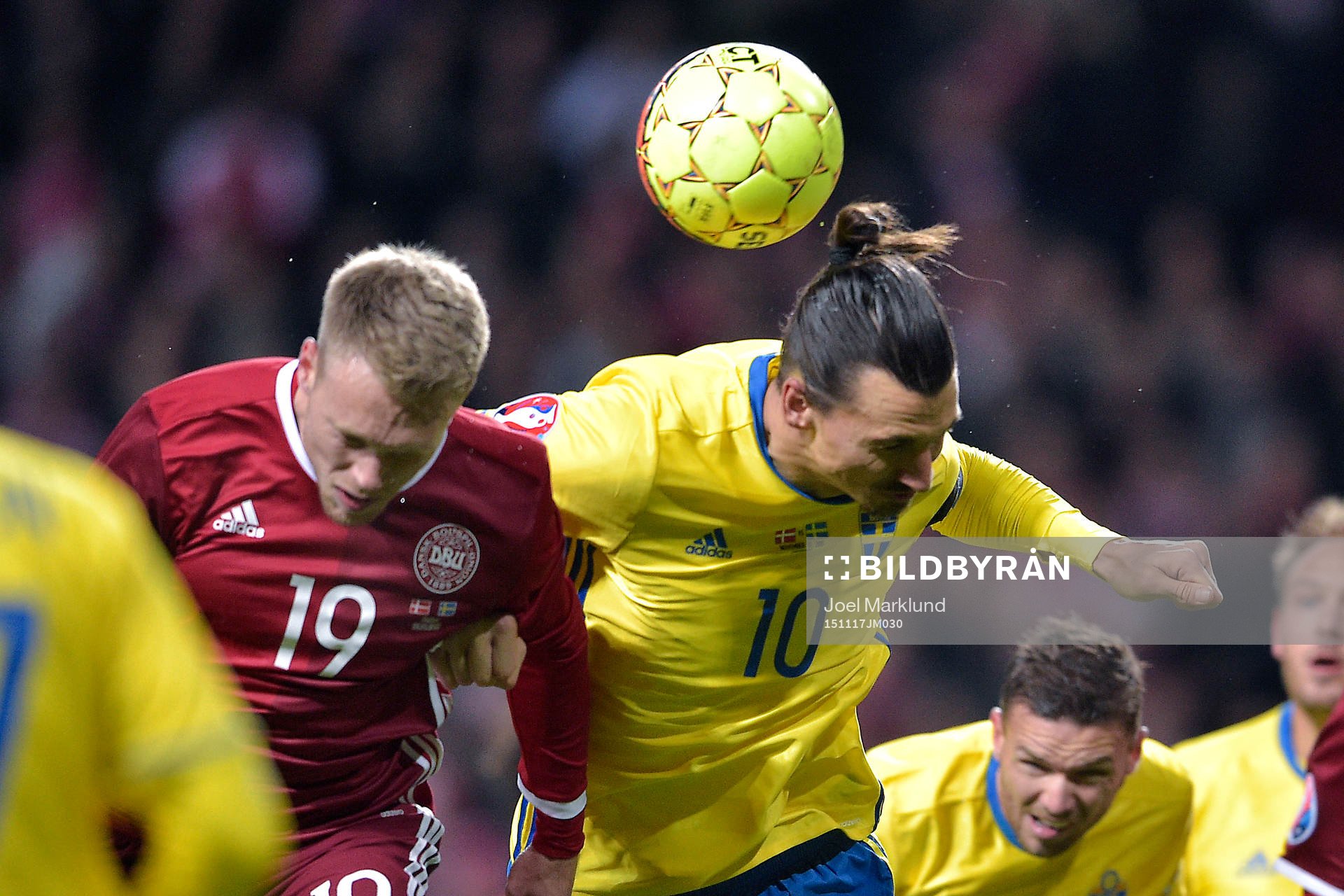 Danmarks Nicolai Jörgensen och Sveriges Zlatan Ibrahimovic i nickduell under fotbollsmatchen i EM-kvalets playoff mellan Danmark och Sverige den 17 november 2015 i Köpenhamn.