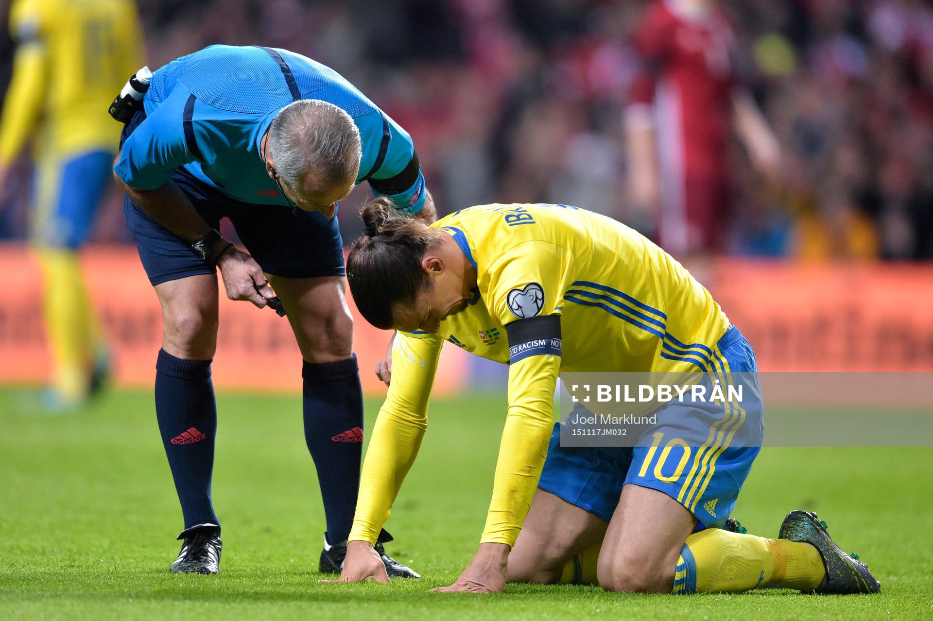 Sveriges Zlatan Ibrahimovic deppar och har ont