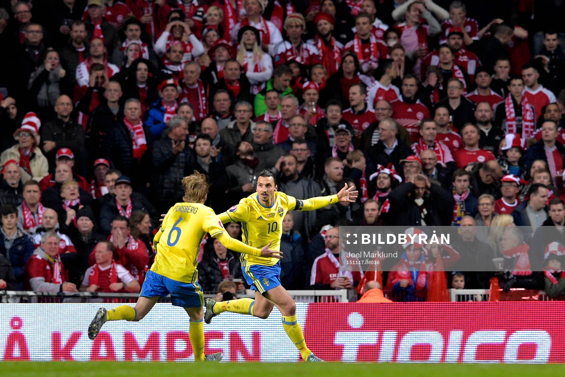 Sveriges Zlatan Ibrahimovic jublar