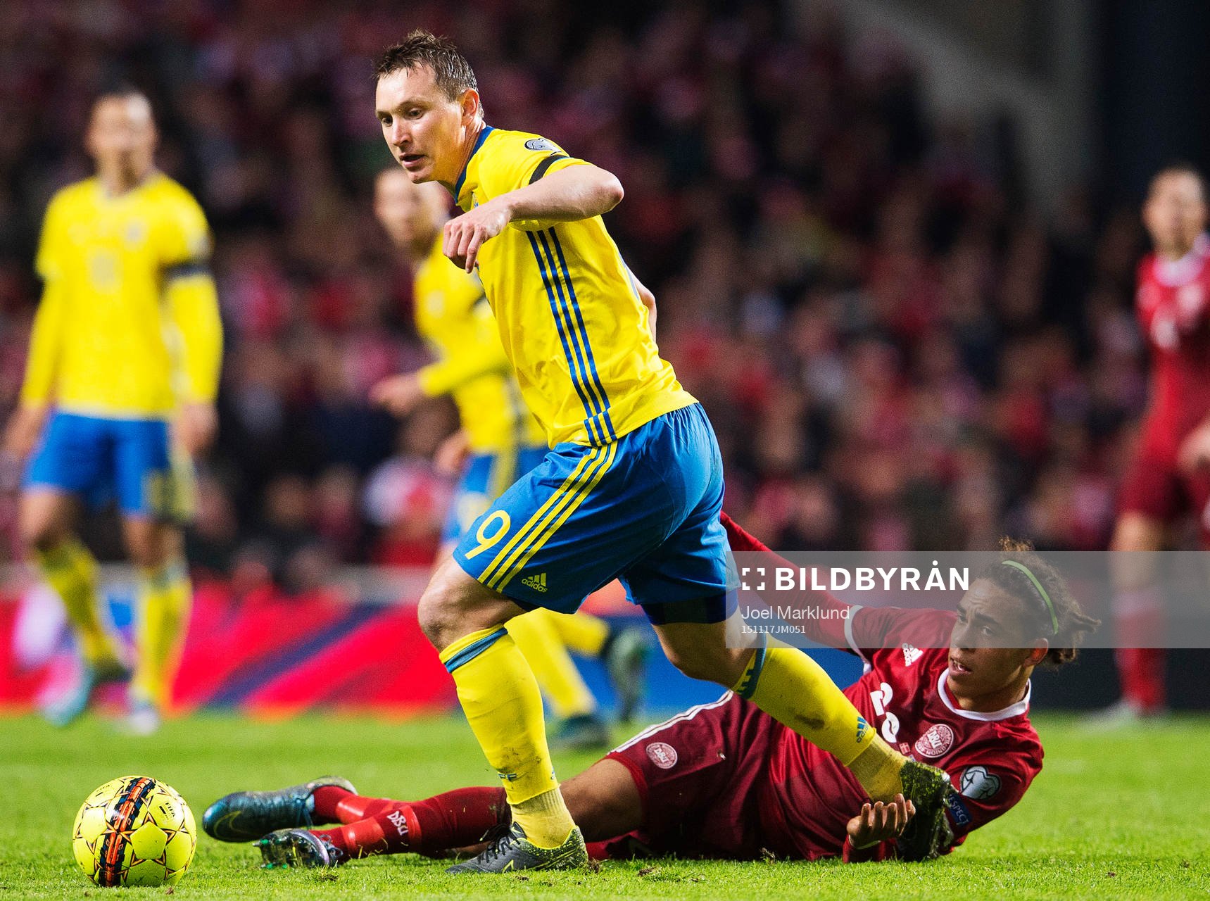 Sveriges Kim Källström i en duell med Danmarks Yussuf Poulsen under fotbollsmatchen i EM-kvalets playoff mellan Danmark och Sverige den 17 november 2015 i Köpenhamn.