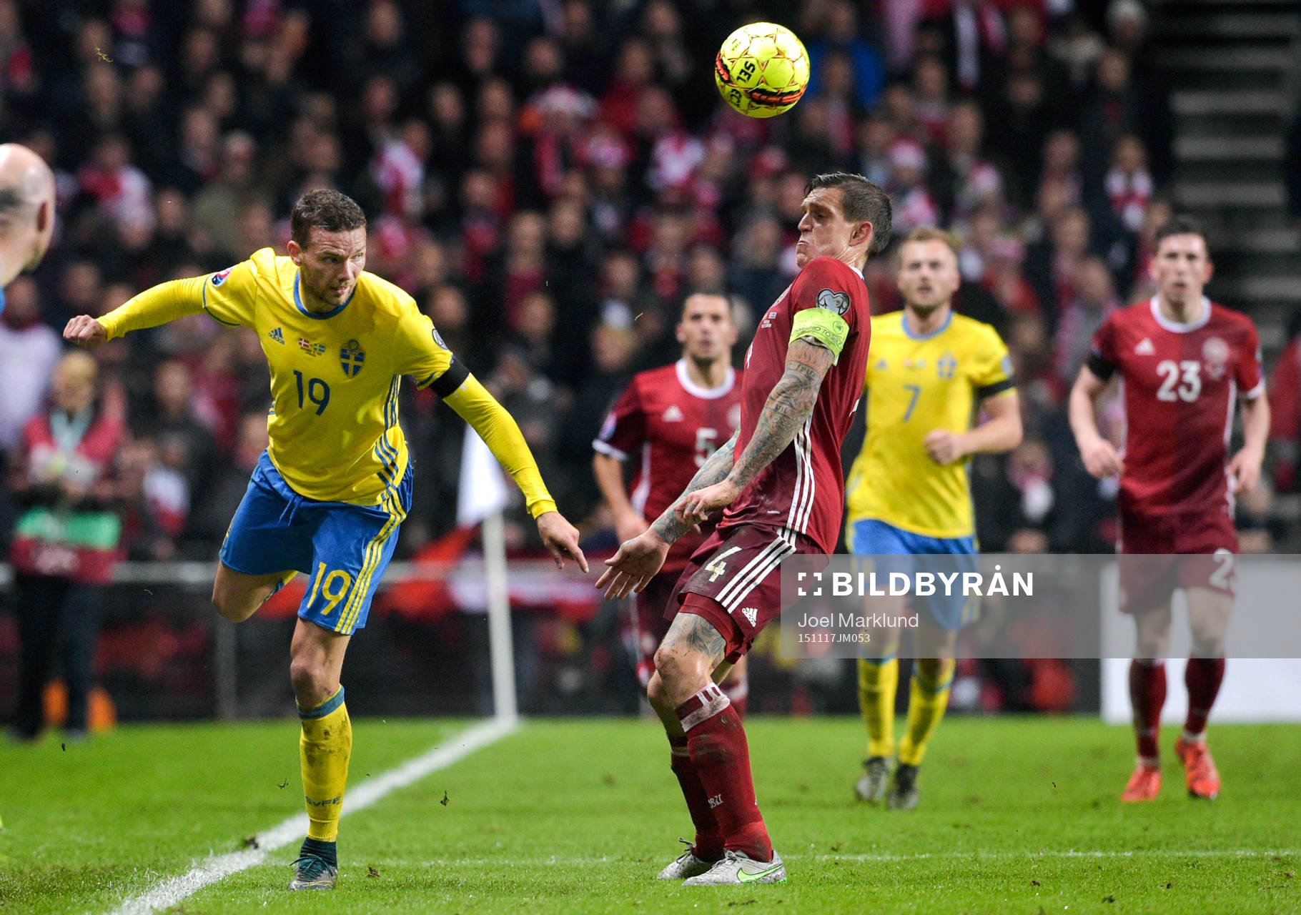Sveriges Marcus Berg klackar bollen framför Danmarks