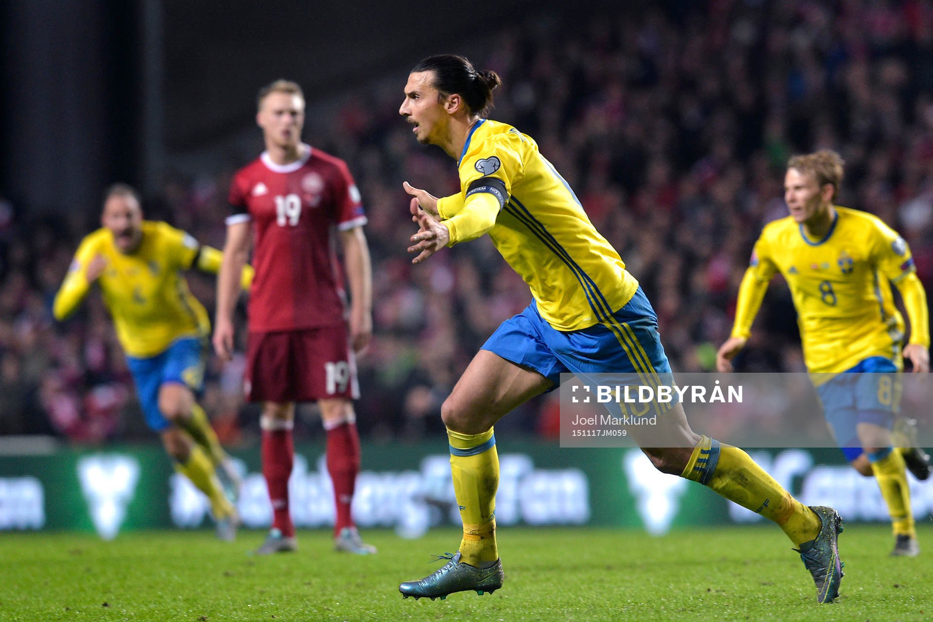 Sveriges Zlatan Ibrahimovic jublar