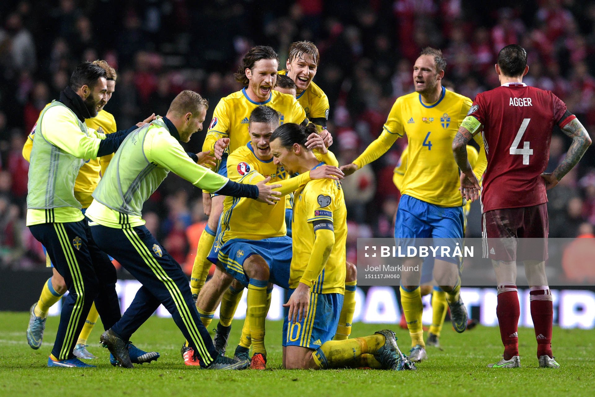 Sveriges spelare jublar just Zlatan Ibrahimovic