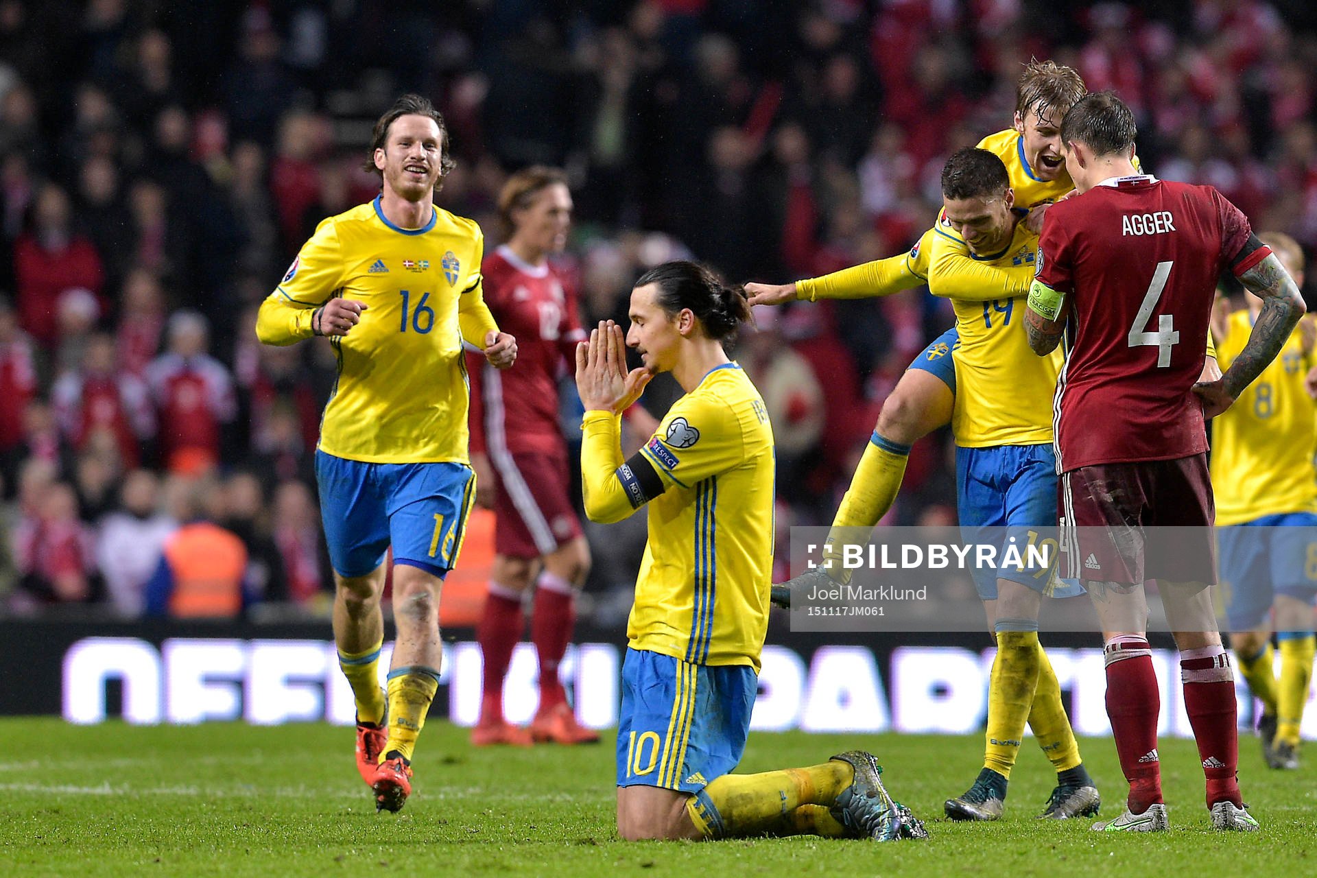 Sveriges spelare jublar just Zlatan Ibrahimovic