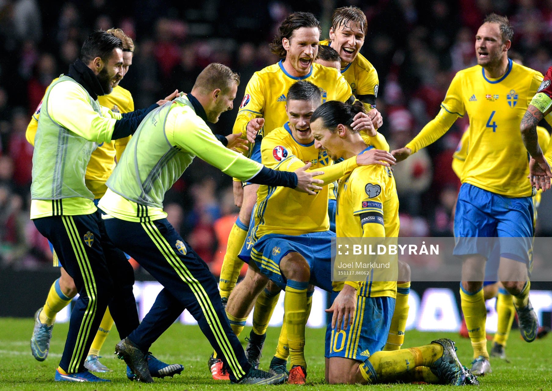 Sveriges spelare jublar just Zlatan Ibrahimovic