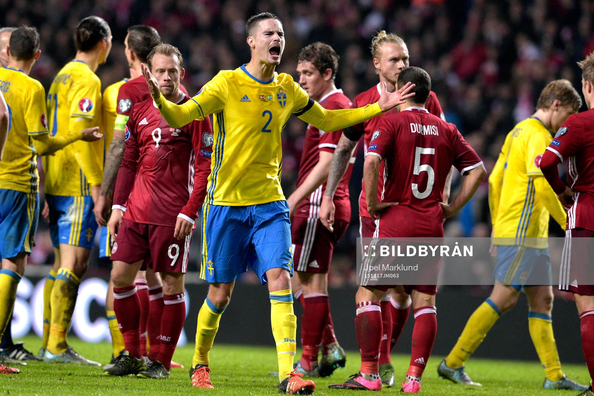 Sveriges Mikael Lustig jublar mot publiken