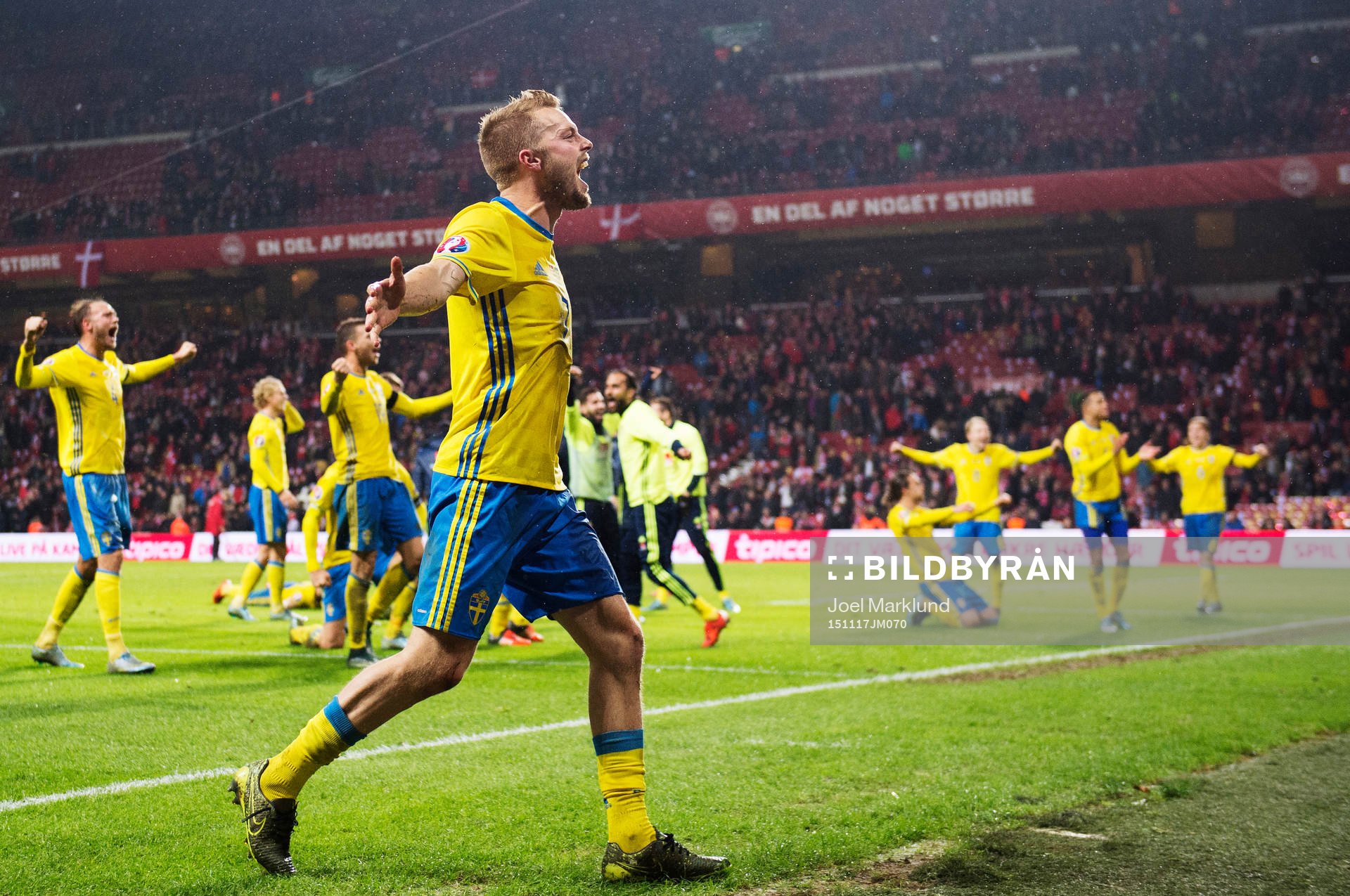 Sveriges Sebastian Larsson jublar
