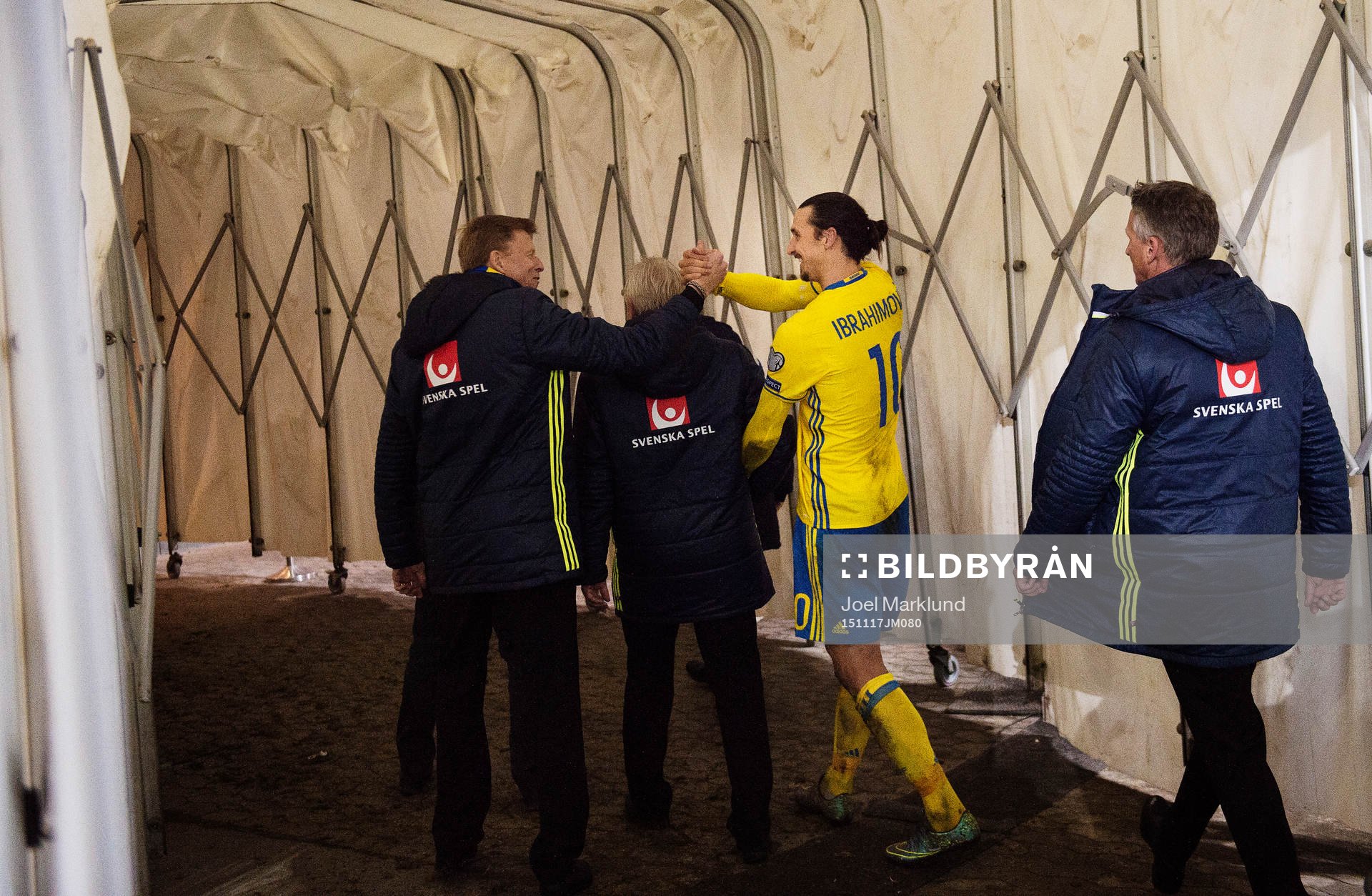 Jörgen Eriksson, 1:a vice ordförande Svenska Fotbollförbundet, jublar tillsammans med Sveriges Zlatan Ibrahimovic i spelargången efter fotbollsmatchen i EM-kvalets playoff mellan Danmark och Sverige den 17 november 2015 i Köpenhamn.