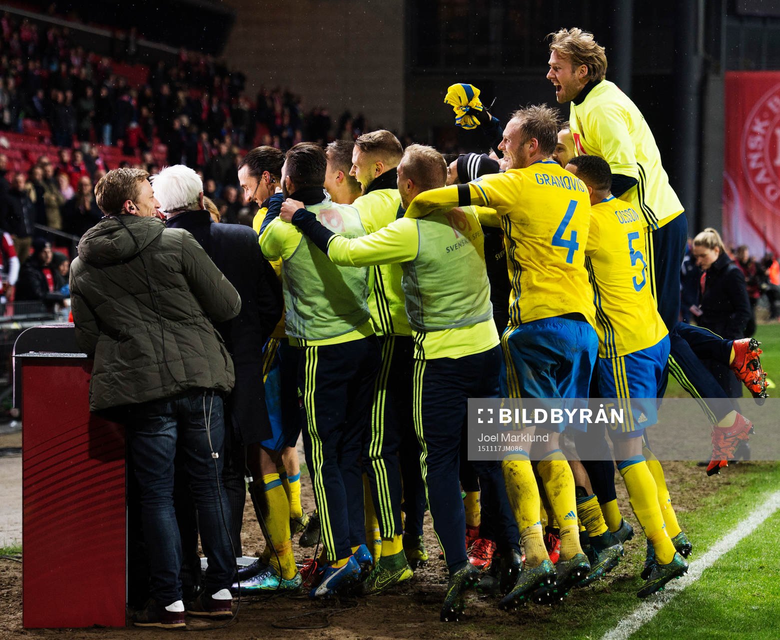 Sveriges spelare kastar sig över Zlatan Ibrahimovic som