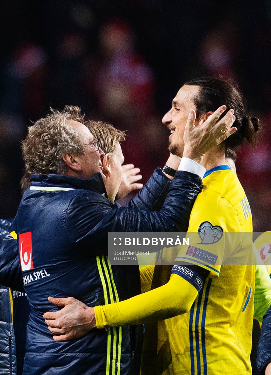 Sveriges förbundskapten Erik Hamrén kramar om Zlatan