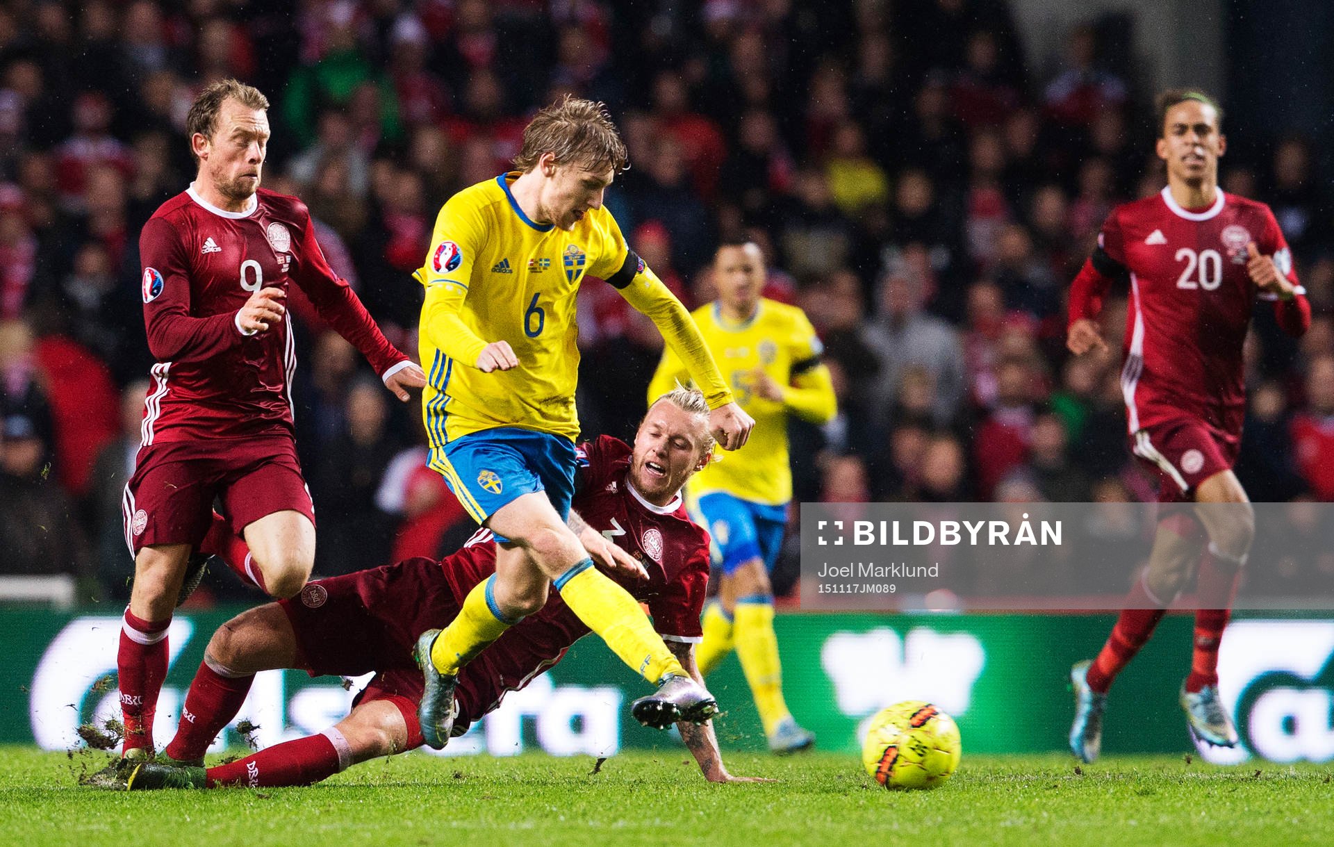 Sveriges Emil Forsberg tar sig förbi Danmarks Michael