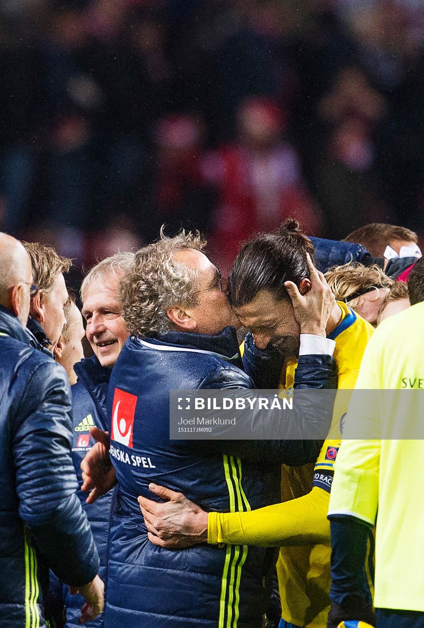 Sveriges förbundskapten Erik Hamrén kysser Zlatan