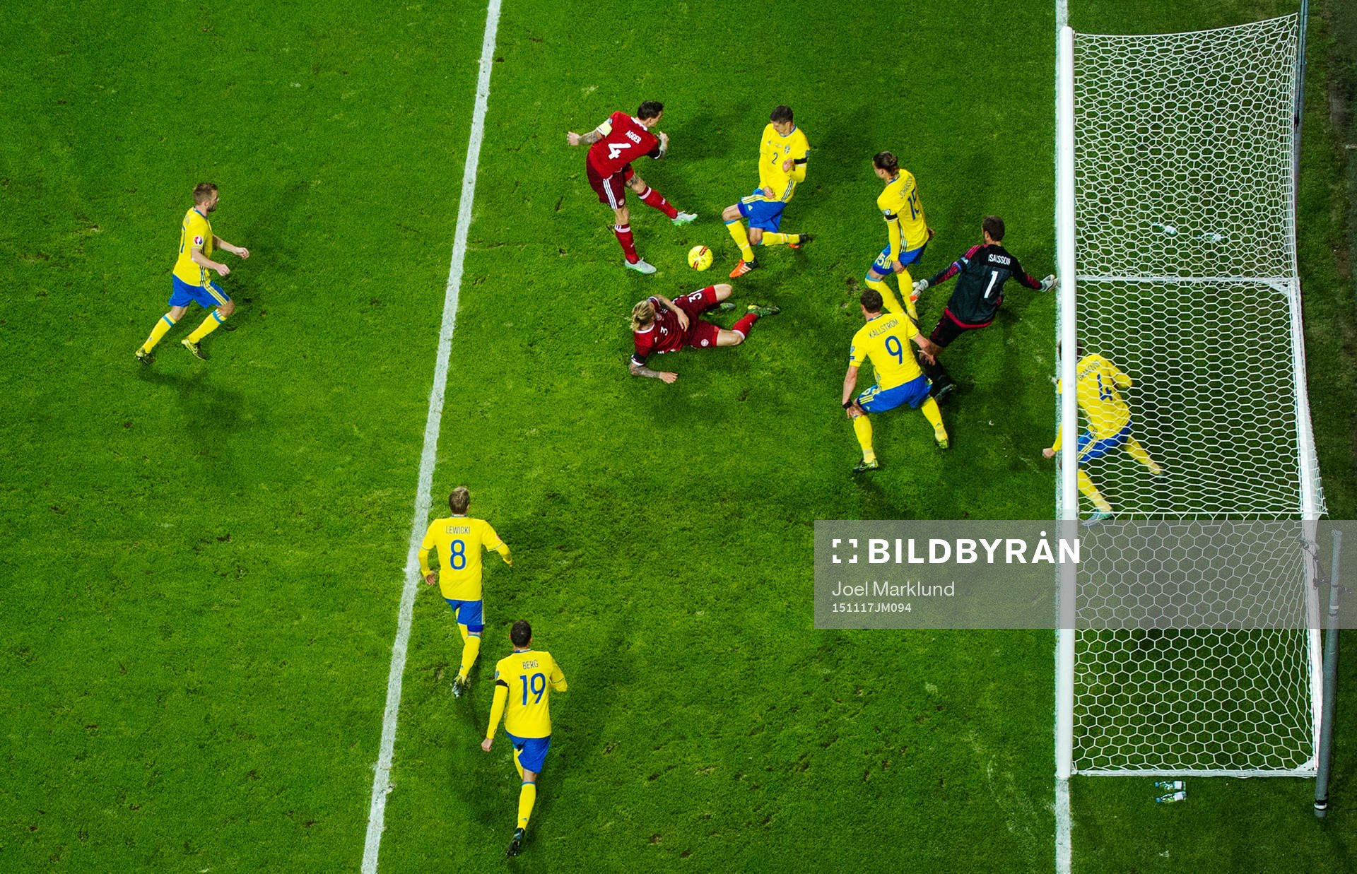 Danmarks Daniel Agger och Simon Kjär oroar framför