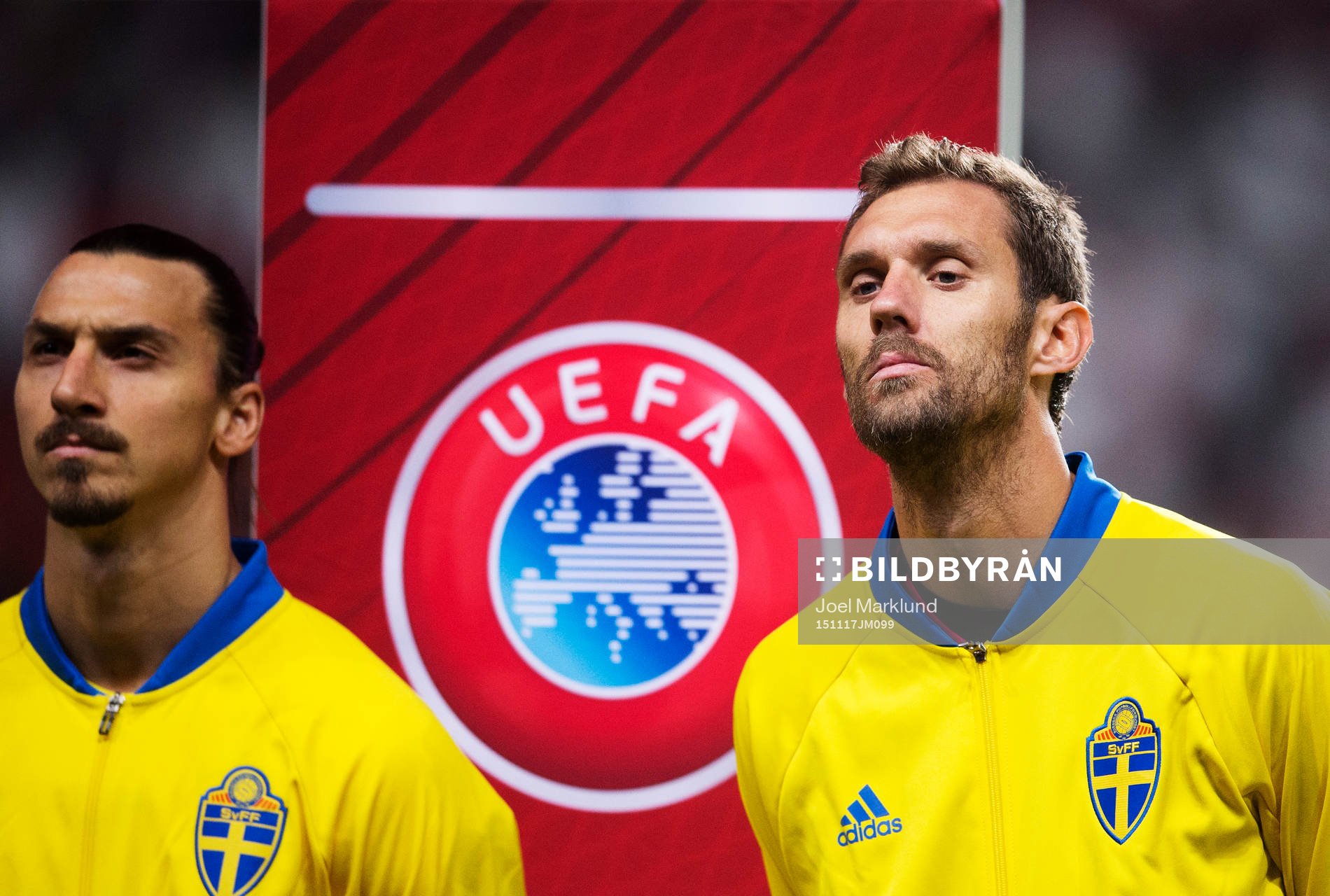 Sveriges Zlatan Ibrahimovic och målvakt Andreas Isaksson