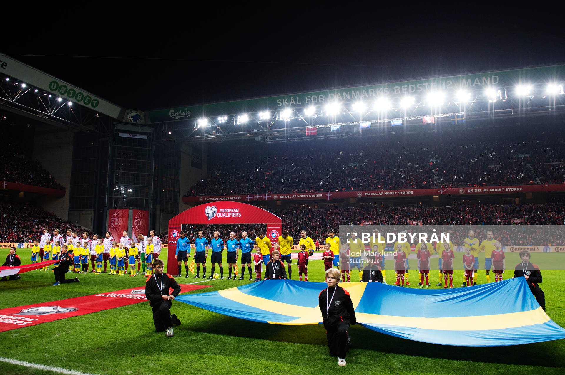 Lagens spelare står uppställda inför fotbollsmatchen i EM-kvalets playoff mellan Danmark och Sverige den 17 november 2015 i Köpenhamn.