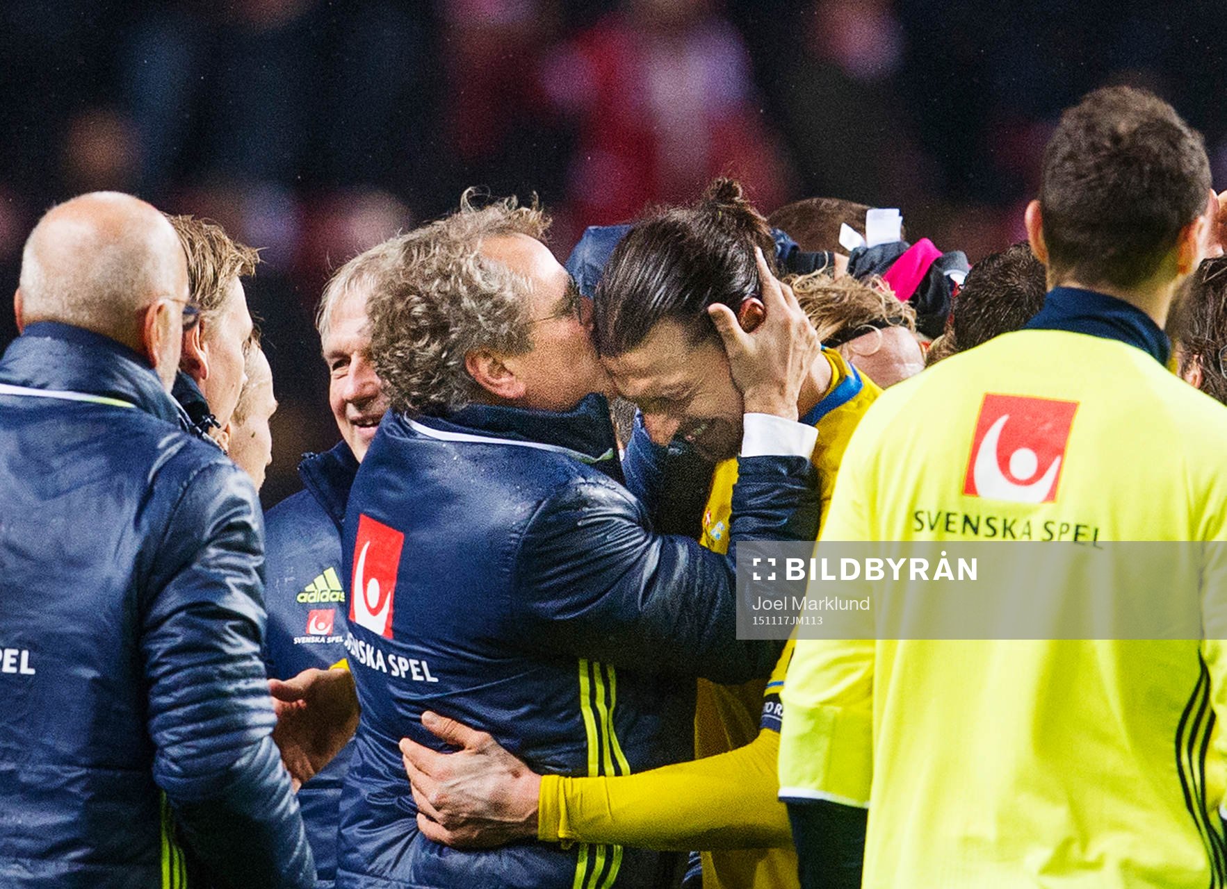 Sveriges förbundskapten Erik Hamrén kysser Zlatan
