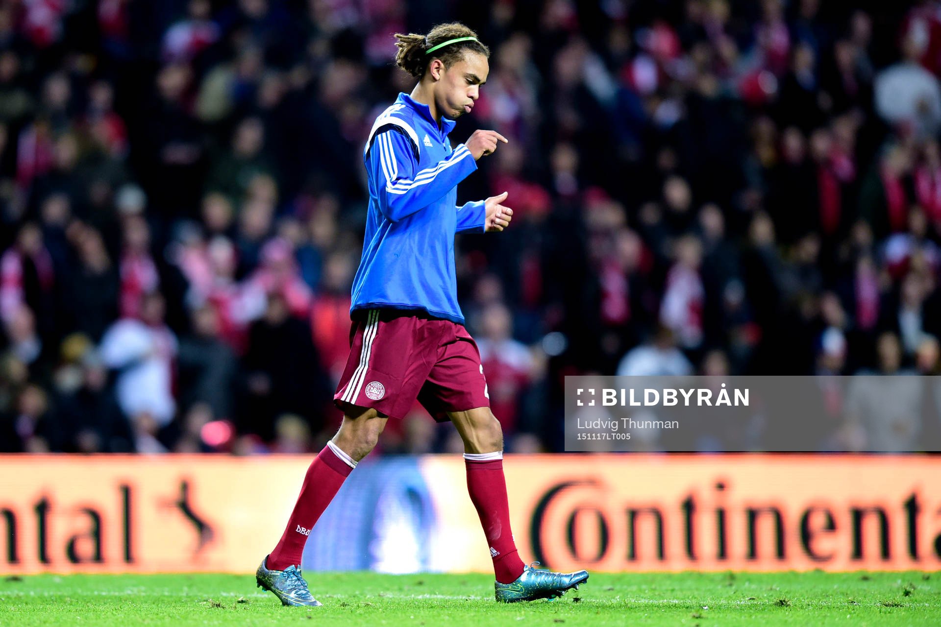 Danmarks Yussuf Poulsen värmer upp innan fotbollsmatchen i