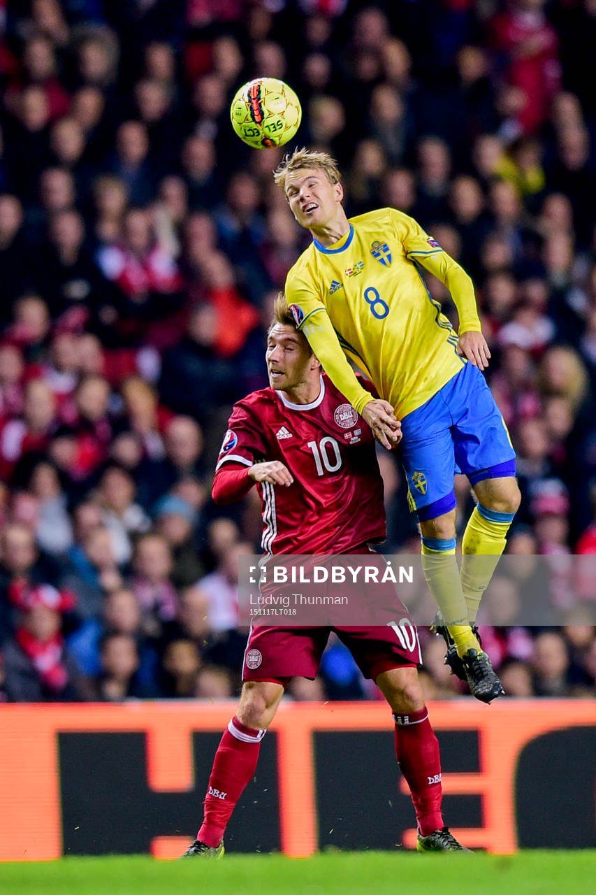 Danmarks Christian Eriksen i nickduell med Sveriges Oscar Lewicki under fotbollsmatchen i EM-kvalets playoff mellan Danmark och Sverige den 17 november 2015 i Köpenhamn.
