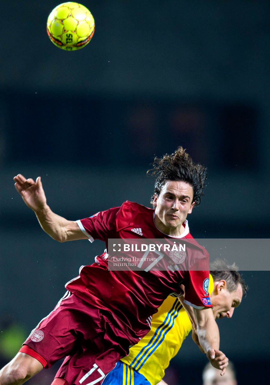 Danmarks Thomas Delaney i nickduell under fotbollsmatchen i EM-kvalets playoff mellan Danmark och Sverige den 17 november 2015 i Köpenhamn.