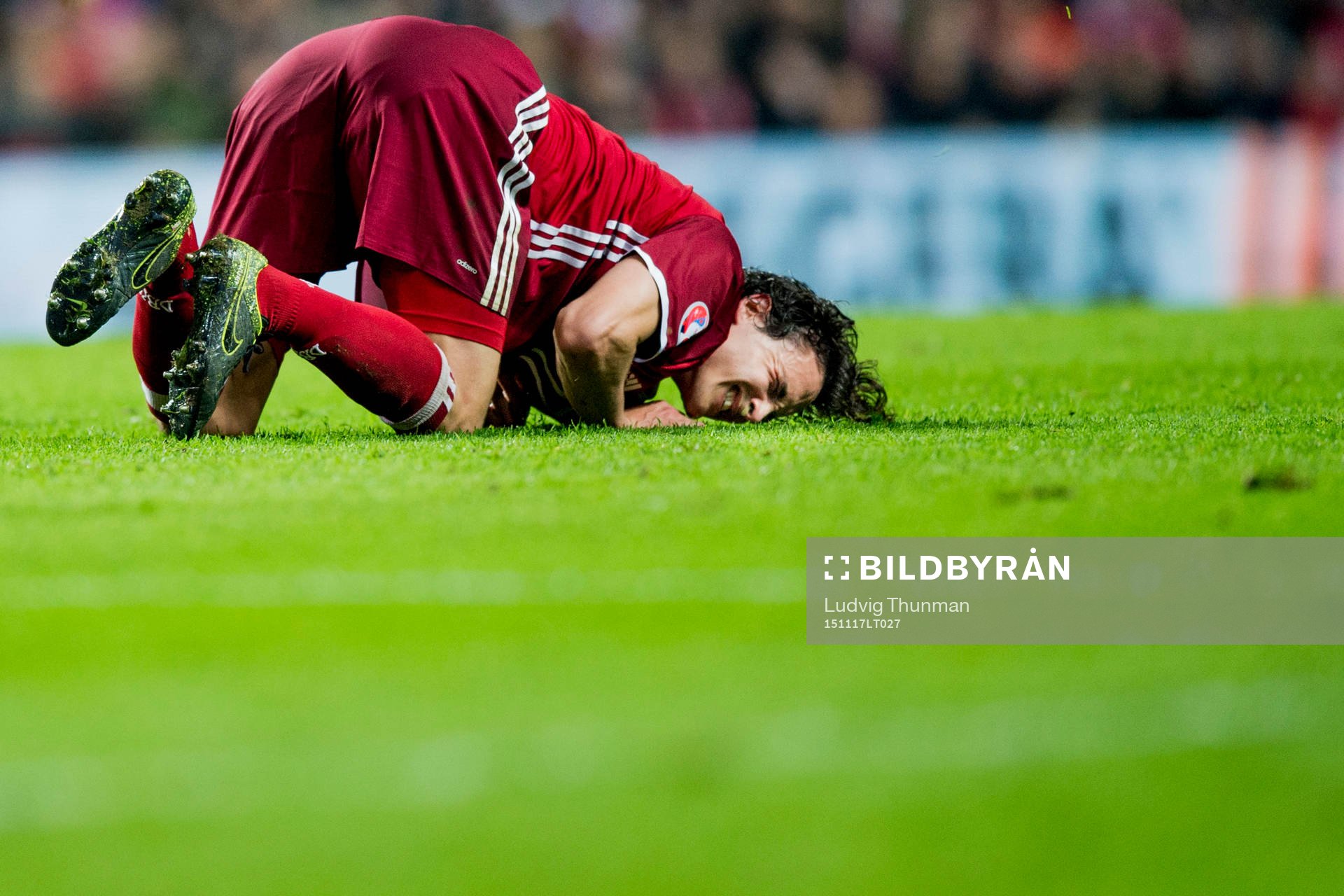 Danmarks Thomas Delaney blir liggande på plan