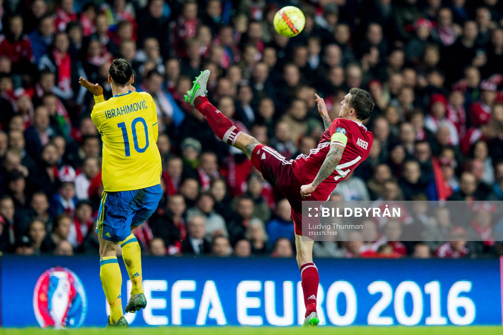 Danmarks Daniel Agger rensar undan framför Sveriges Zlatan