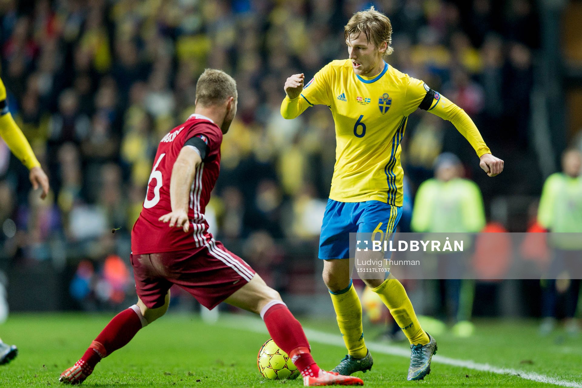 Sveriges Emil Forsberg utmanar Danmarks Lars Jacobsen