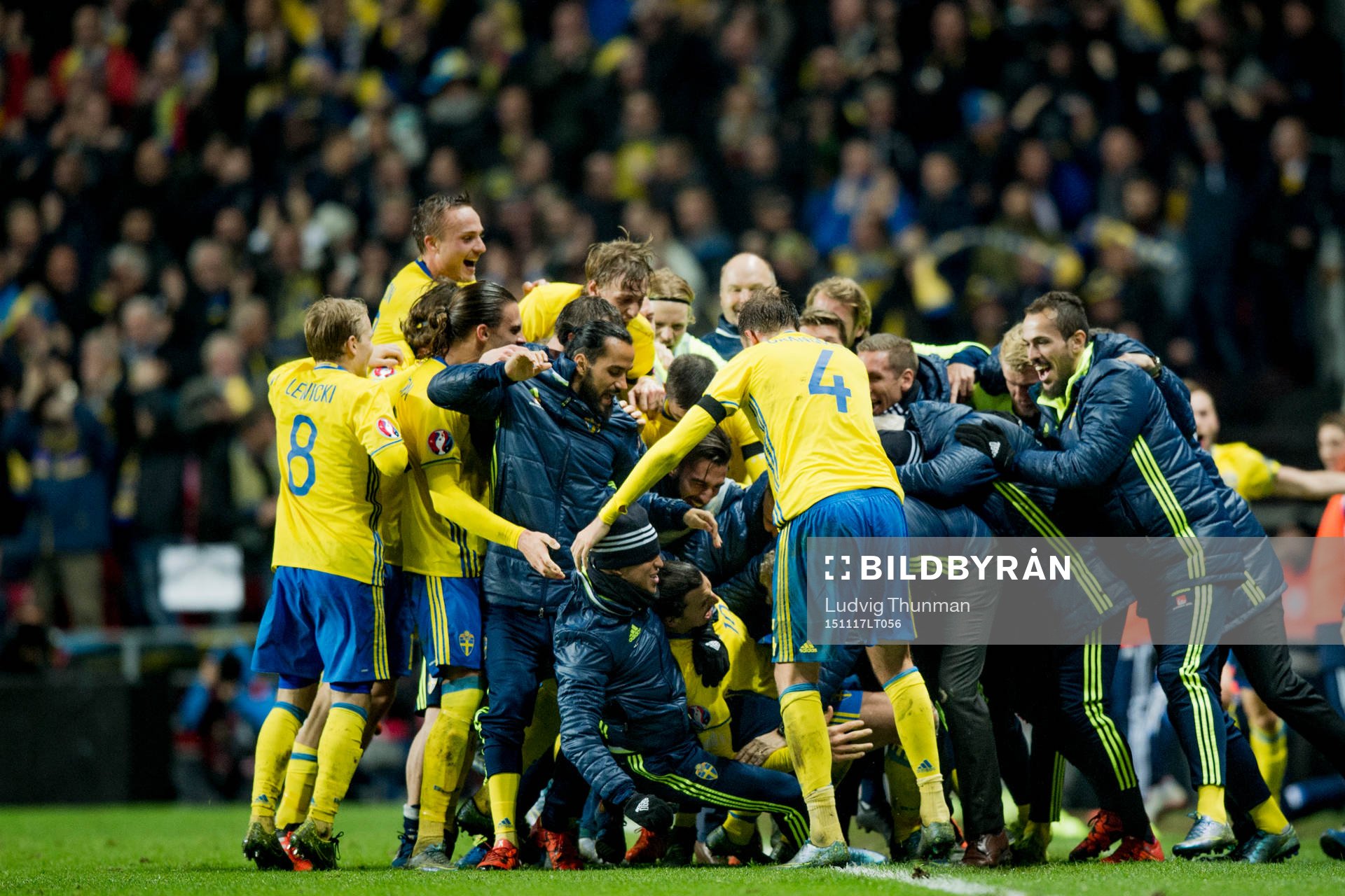 Sveriges spelare firar 0-2 av Zlatan Ibrahimovic