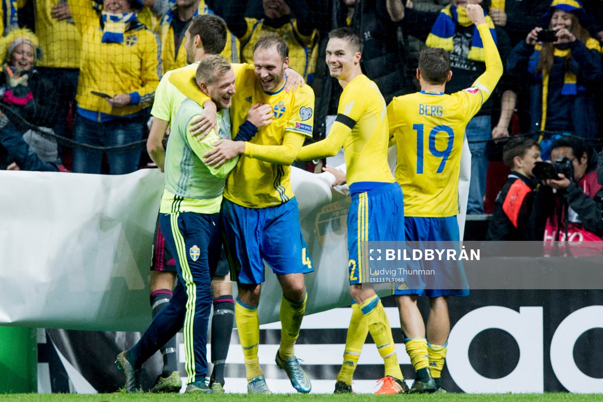 Sveriges John Guidetti kramar om Andreas Granqvist och Mikael Lustig efter segern i fotbollsmatchen i EM-kvalets playoff mellan Danmark och Sverige den 17 november 2015 i Köpenhamn.
