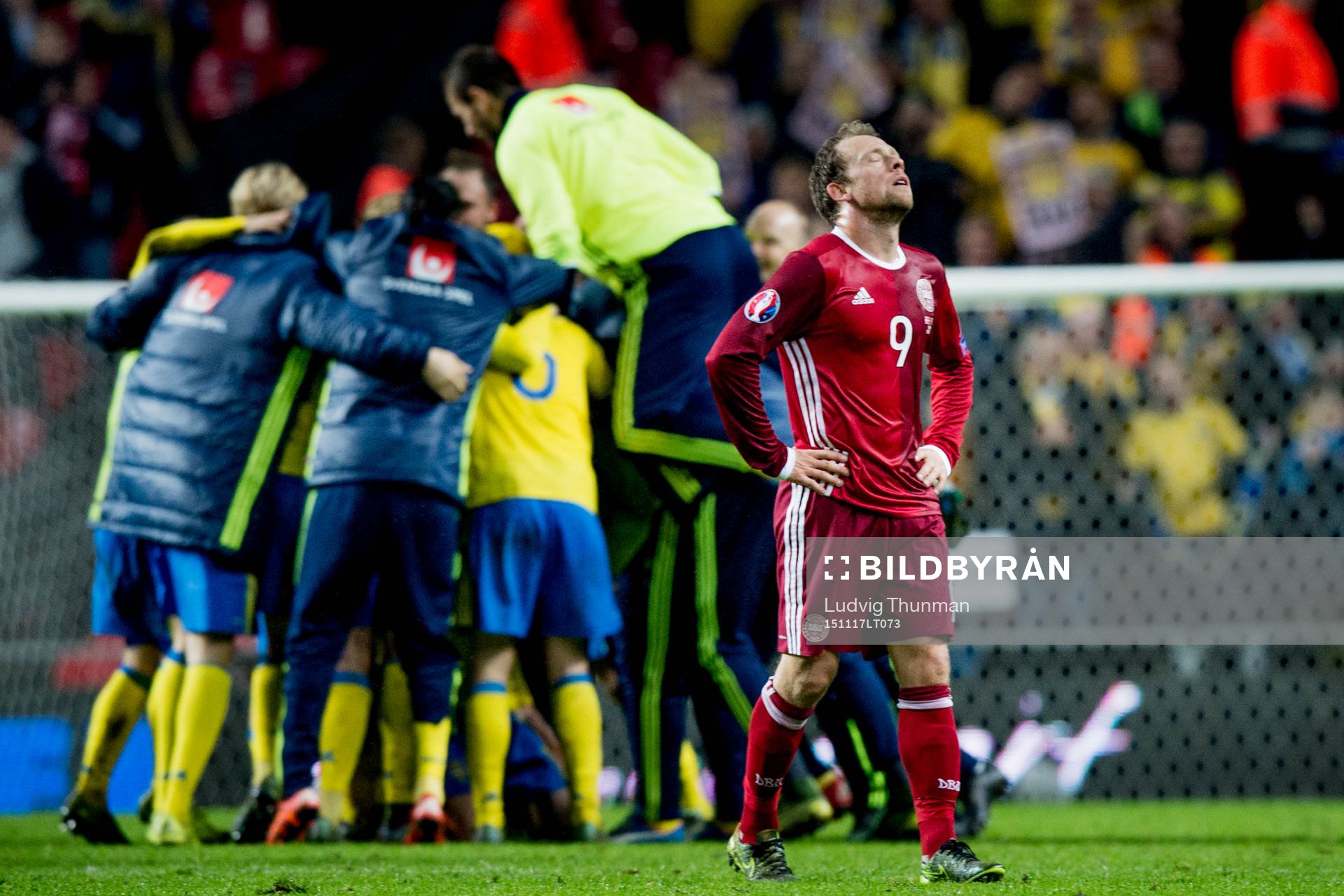 Danmarks Michael Krohn-Dehli deppar framför Sveriges