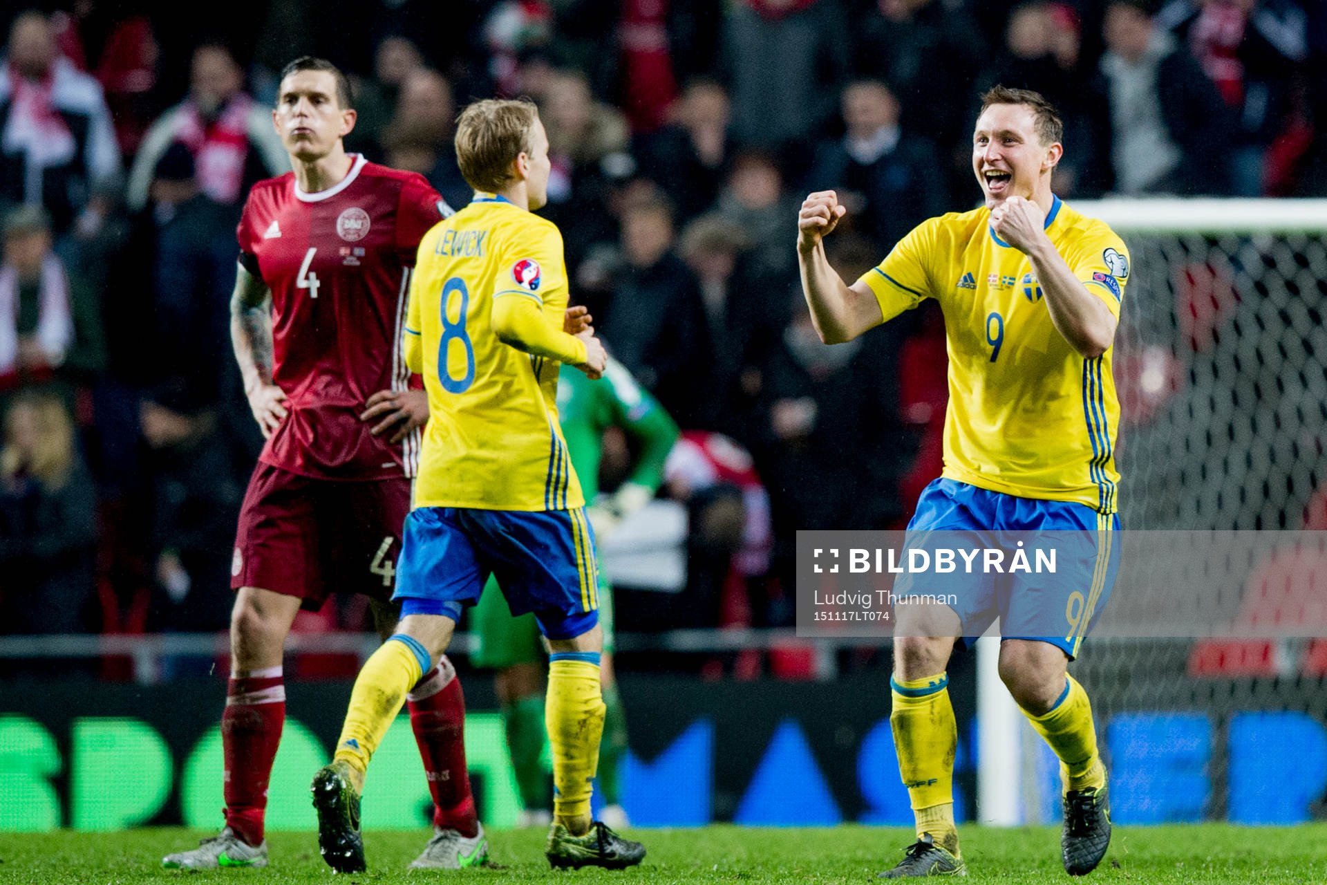 Sveriges Kim Källström (th) jublar med Oscar Lewicki
