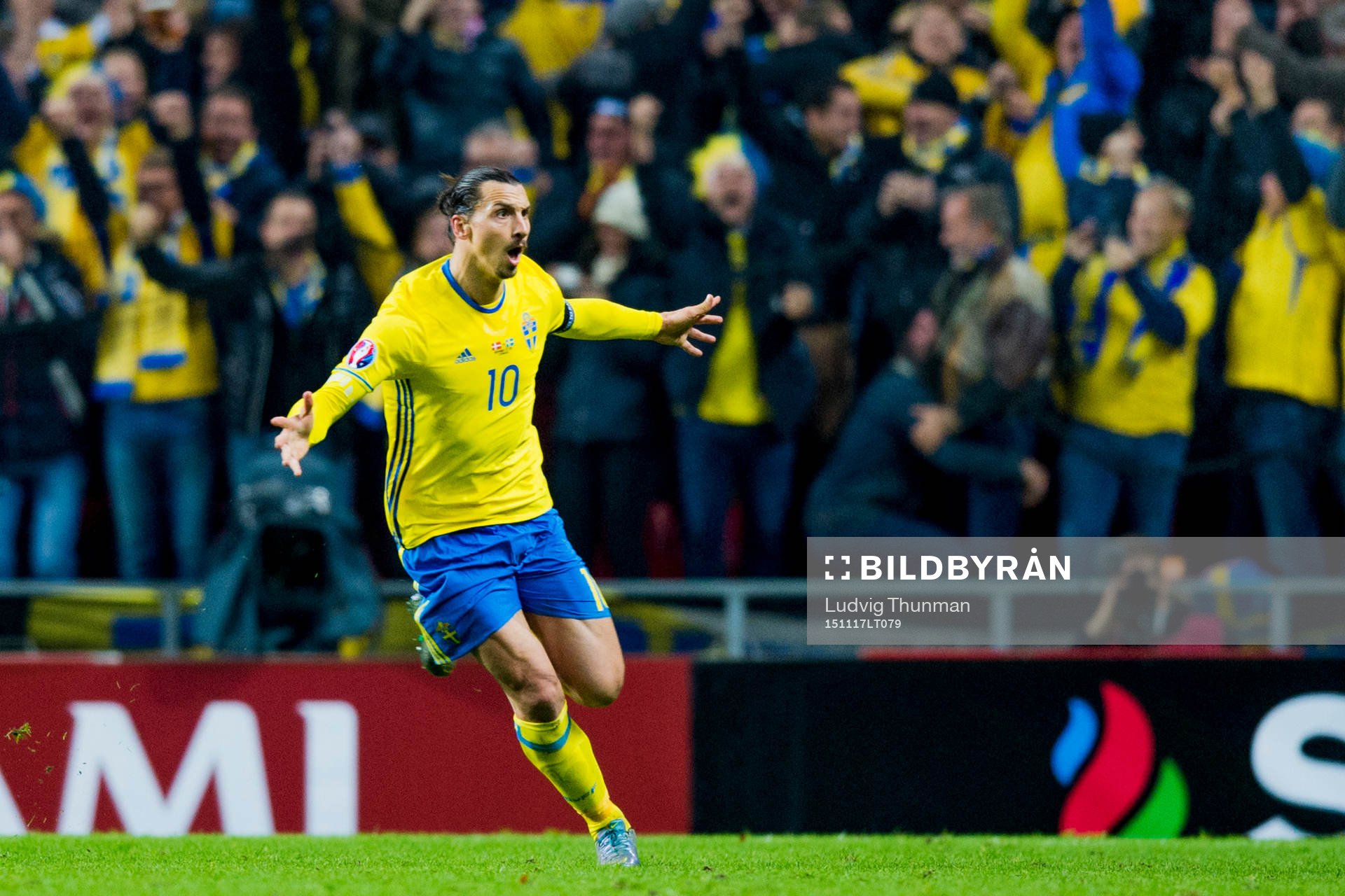 Sveriges Zlatan Ibrahimovic firar efter han gjort 0-2 under fotbollsmatchen i EM-kvalets playoff mellan Danmark och Sverige den 17 november 2015 i Köpenhamn.