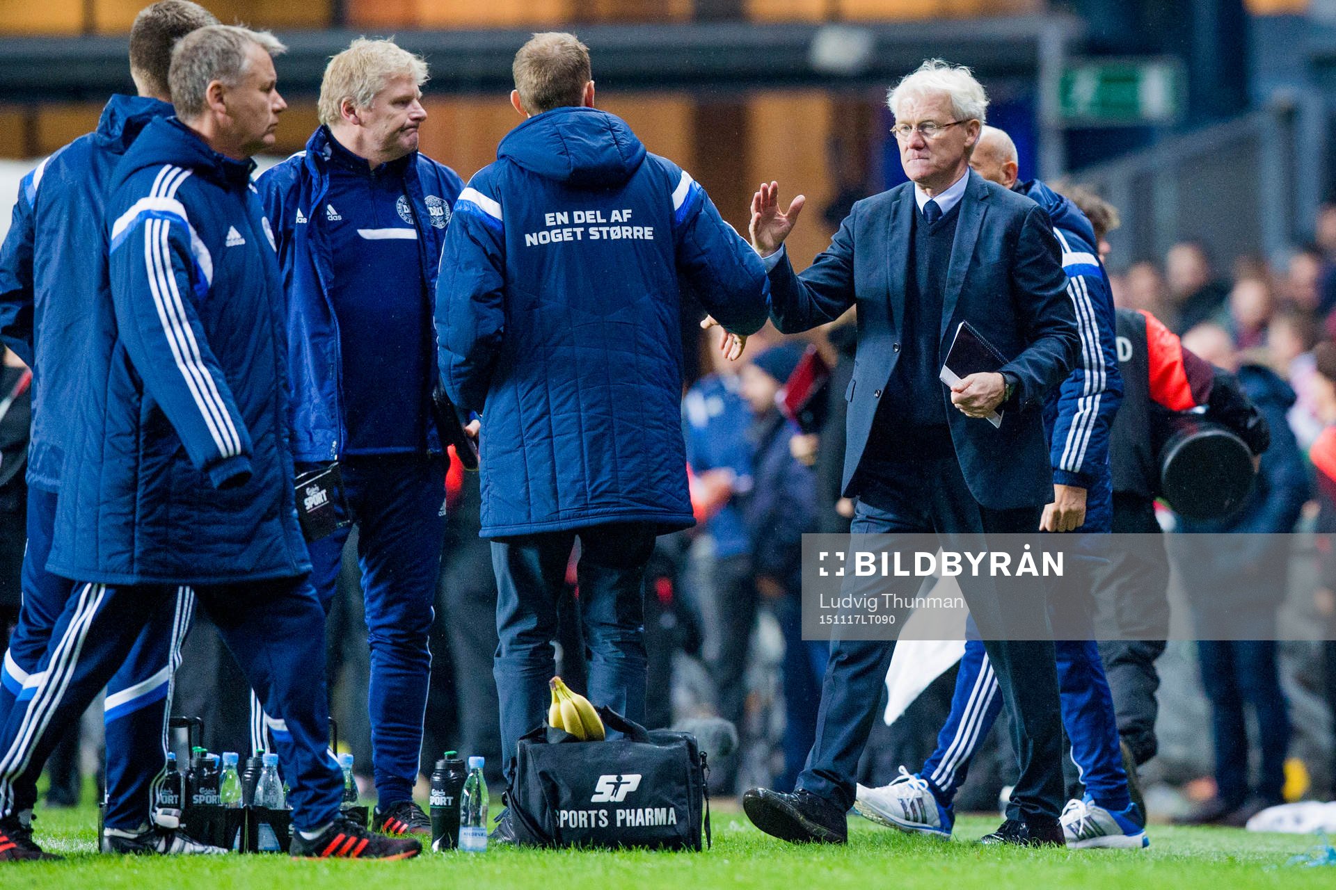 Danmarks förbundskapten Morten Olsen tackar sitt ledarteam