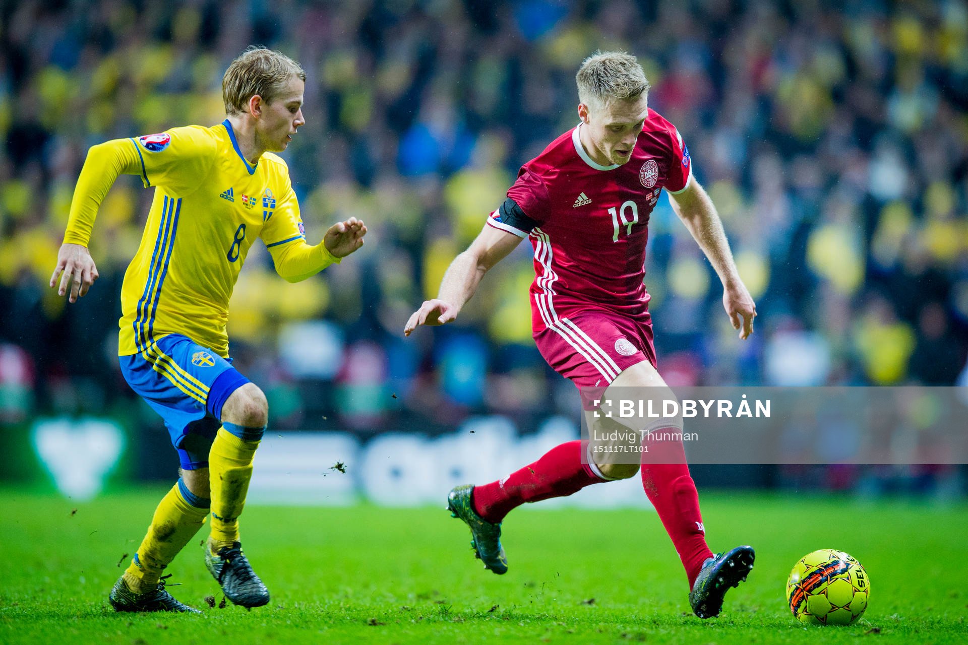 Sveriges Oscar Lewicki jagar Danmarks Nicolai Jörgensen